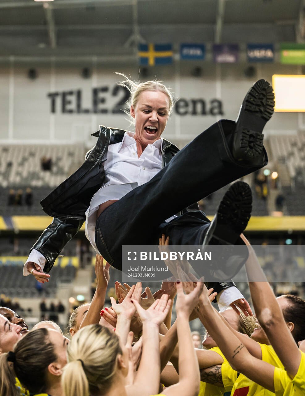 Players of Sweden and Caroline Seger