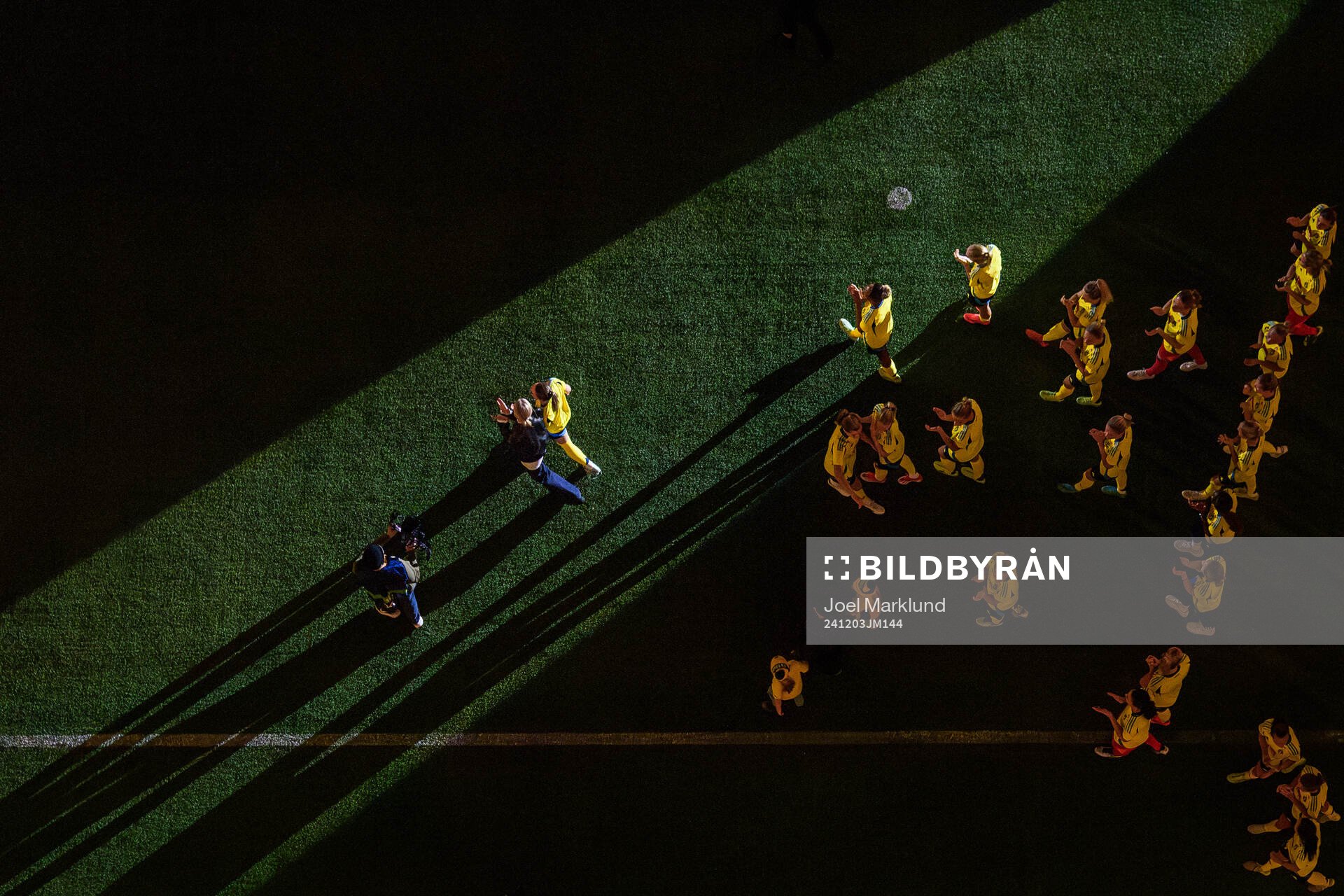 Caroline Seger walks in front of players of Sweden