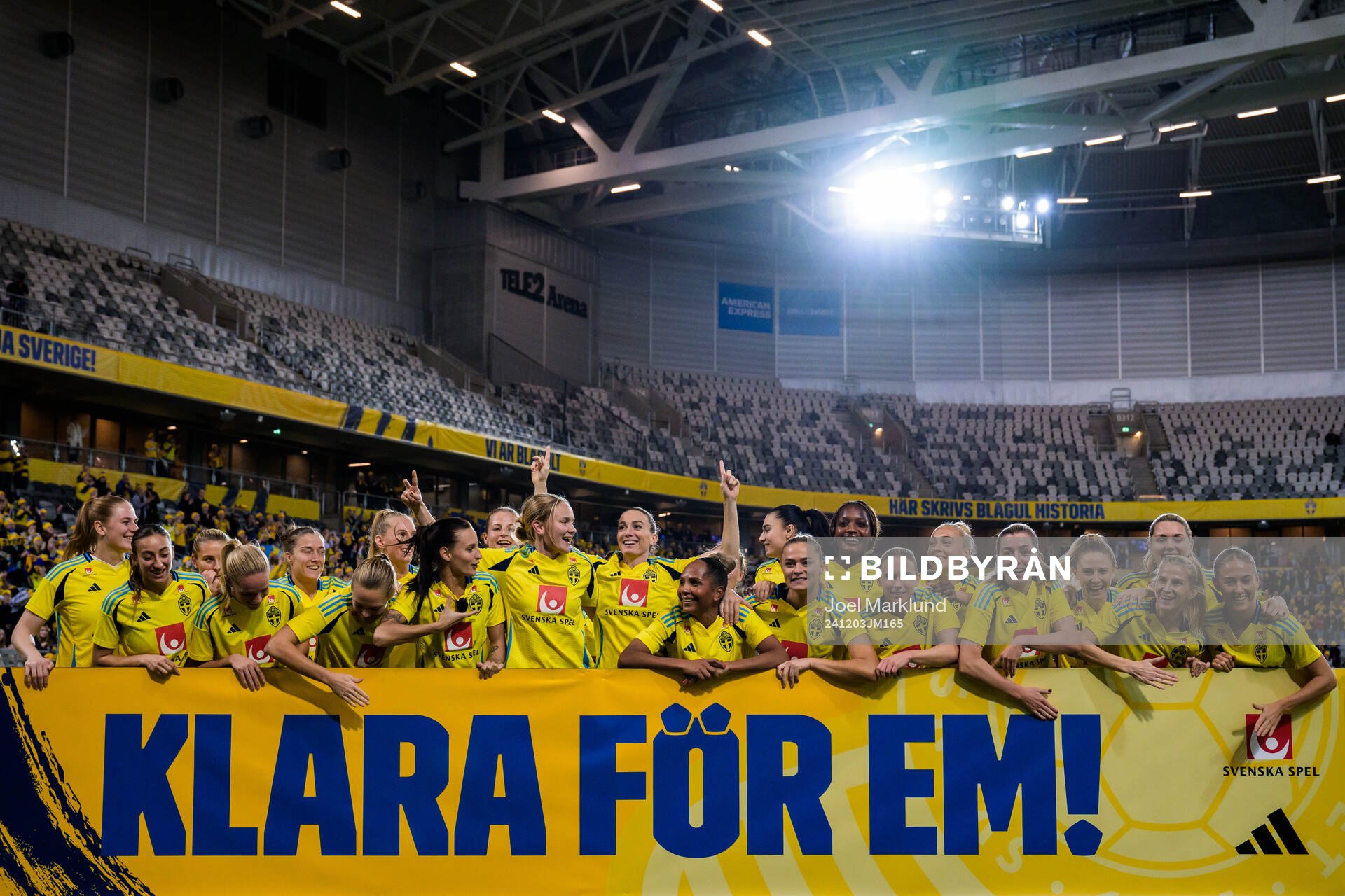 Players of Sweden celebrate with a sign ”Klara för EM!”
