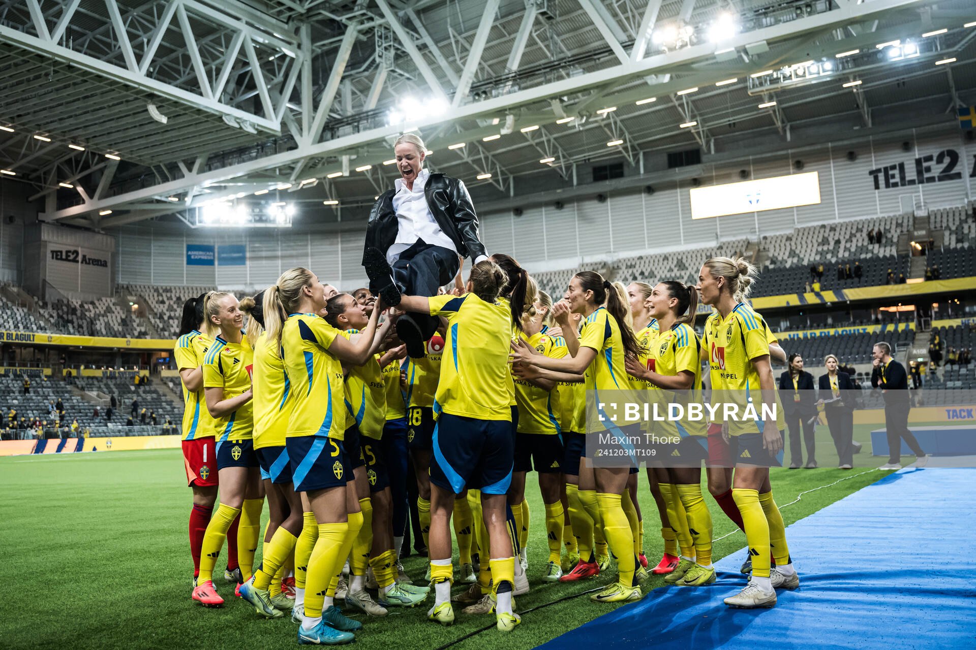 Players of Sweden and Caroline Seger