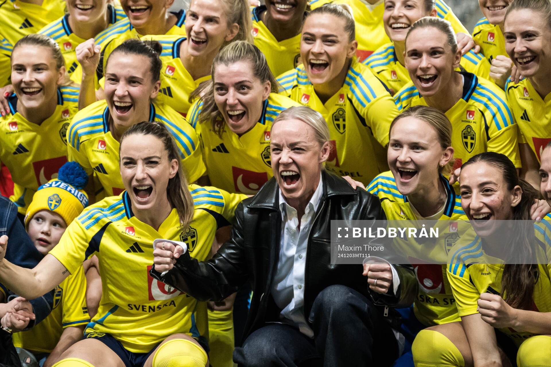 Players of Sweden and Caroline Seger