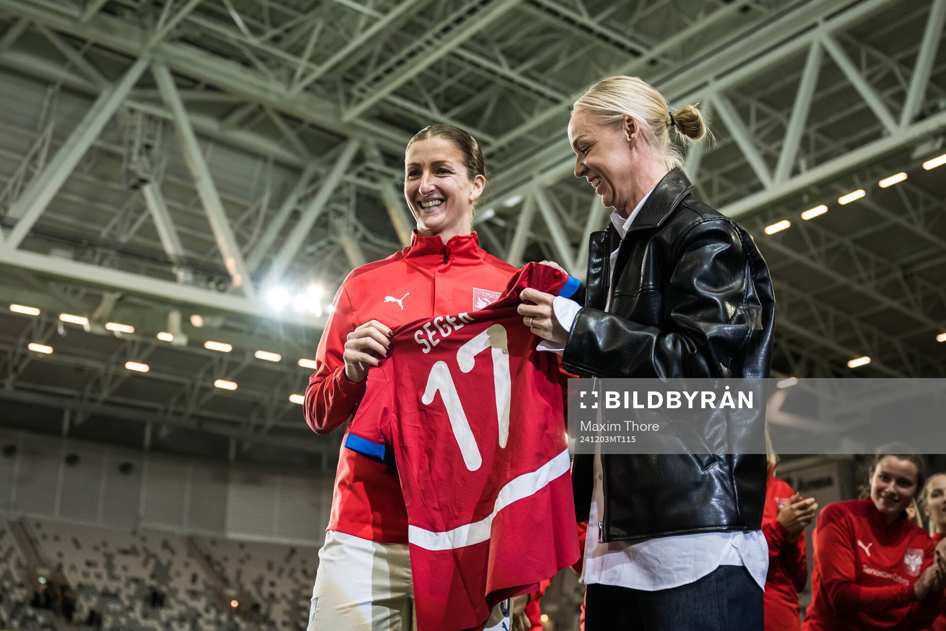Players of Serbia with Caroline Seger