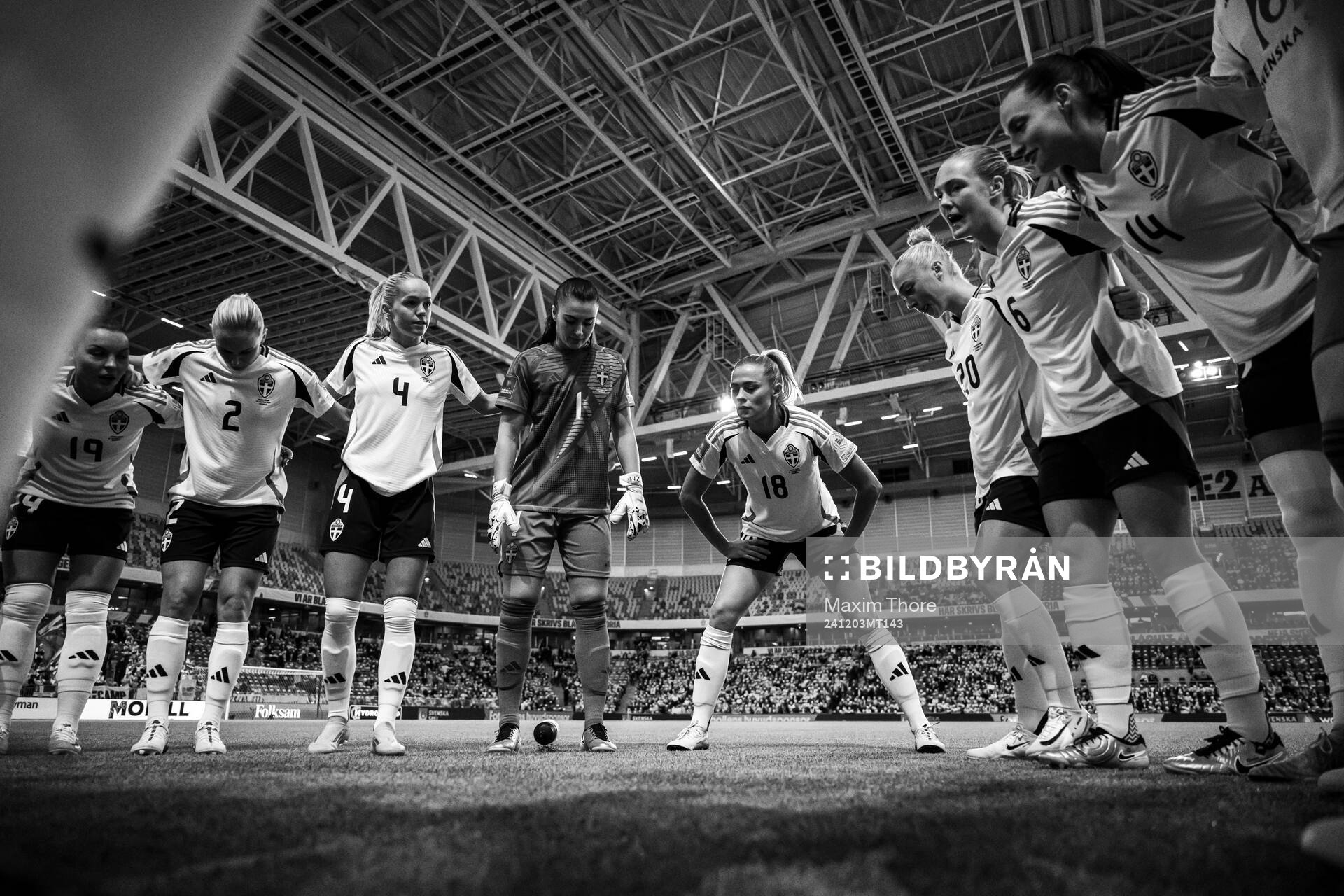 Hanna Lundkvist, goalkeeper Zecira Musovic, Fridolina