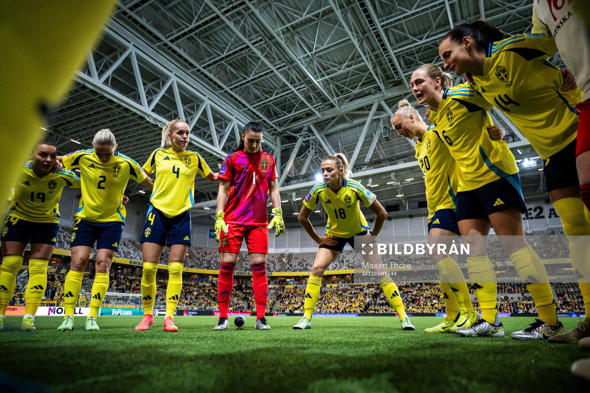 Hanna Lundkvist, goalkeeper Zecira Musovic, Fridolina
