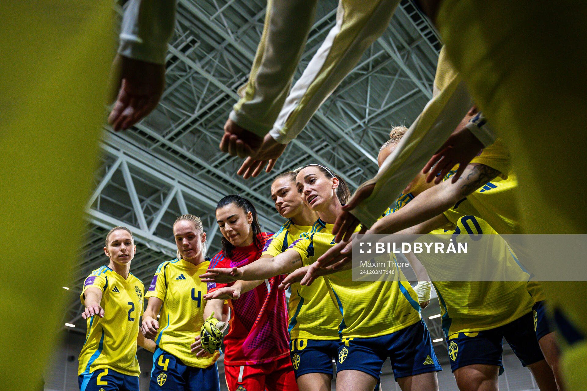 Kosovare Asllani of Sweden with teammates