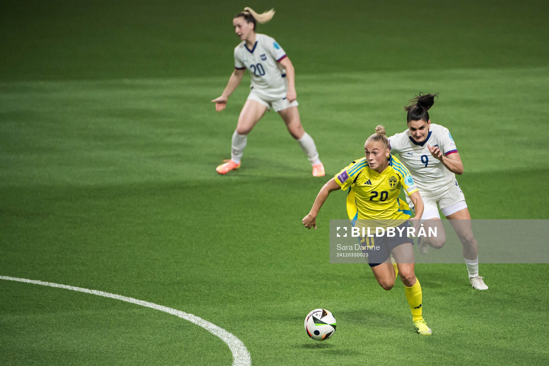 Hanna Bennison of Sweden and Jovana Damnjanovic of Serbia