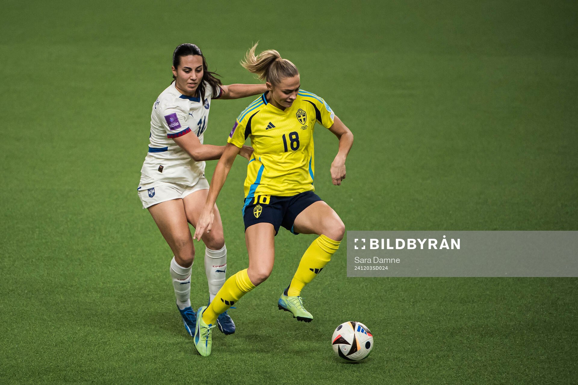 Vesna Milivojevic of Serbia and Fridolina Rolfö of Sweden during the UEFA Women's Euro Qualifier play-off football match between Sweden and Serbia on December 3, 2024 in Stockholm.