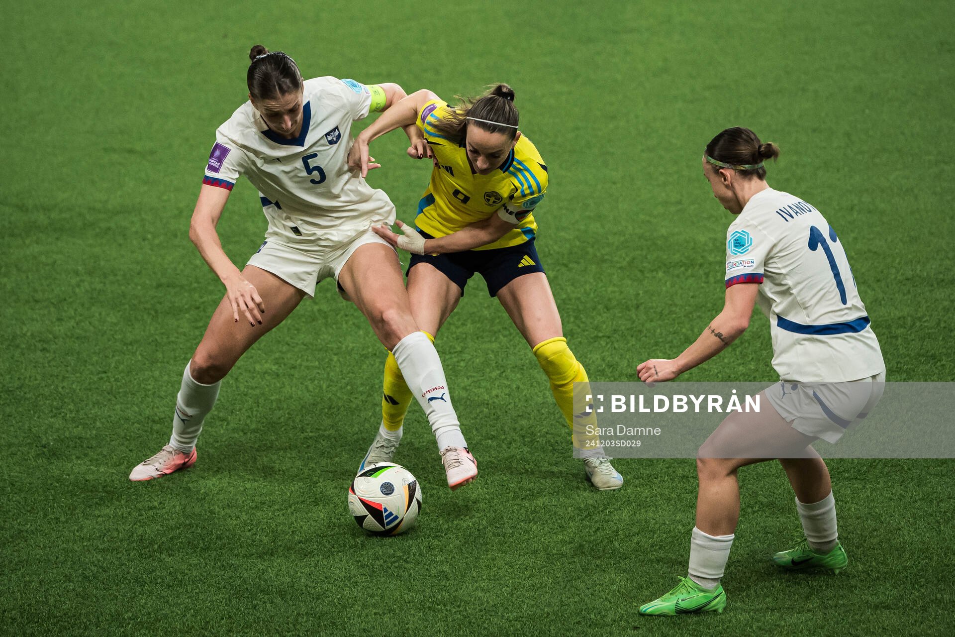 Violeta Slovic of Serbia and Kosovare Asllani of Sweden