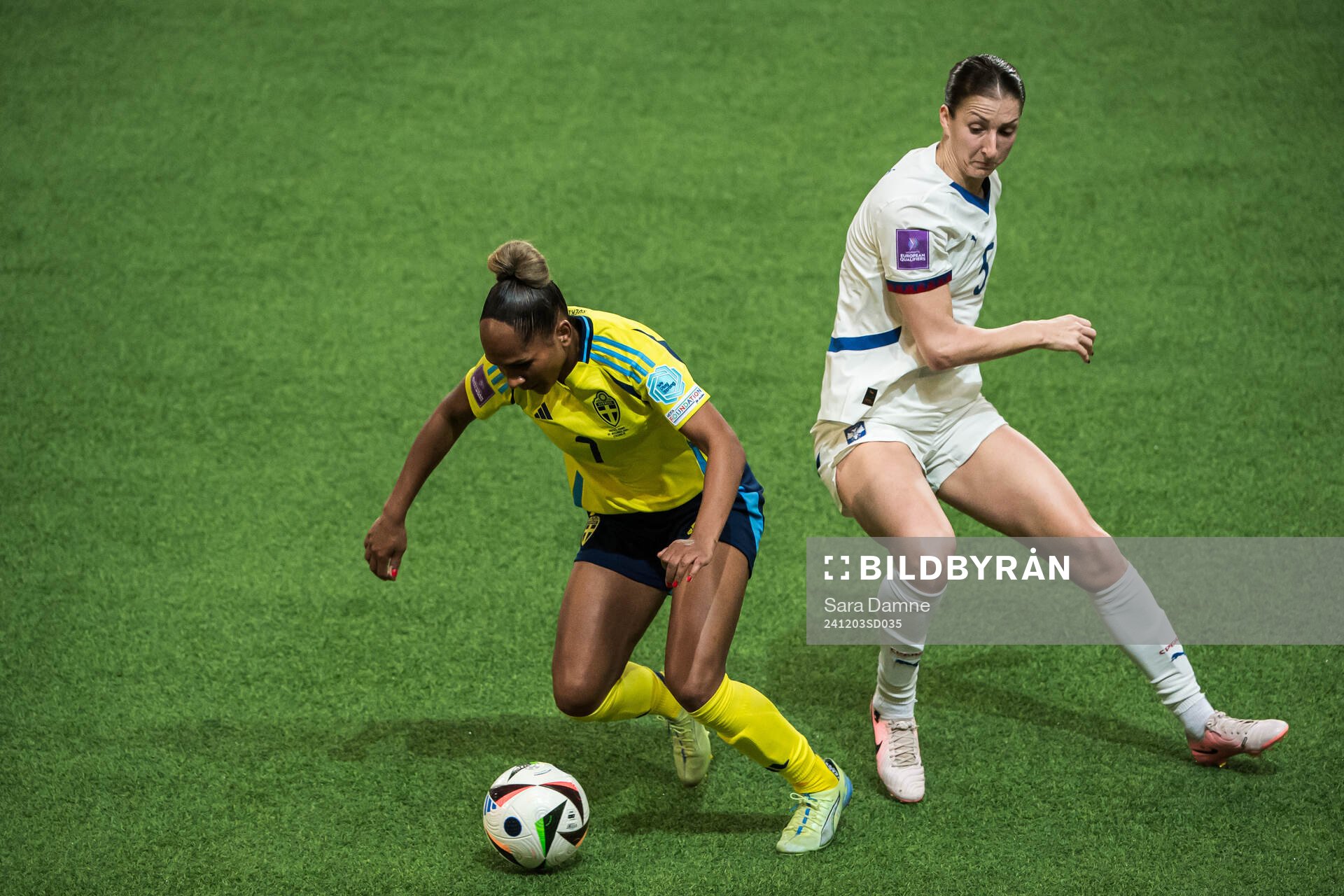 Madelen Janogy of Sweden and Violeta Slovic of Serbia