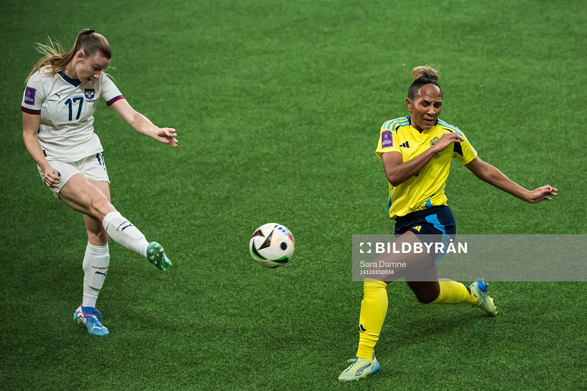 Allegra Poljak of Serbia and Madelen Janogy of Sweden