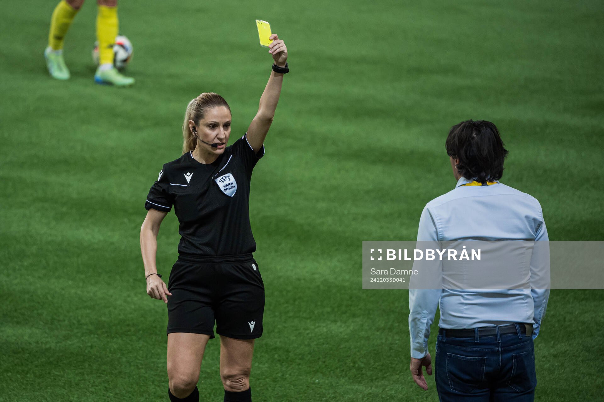 Referee Eleni Antoniou show the yellow card to Head coach
