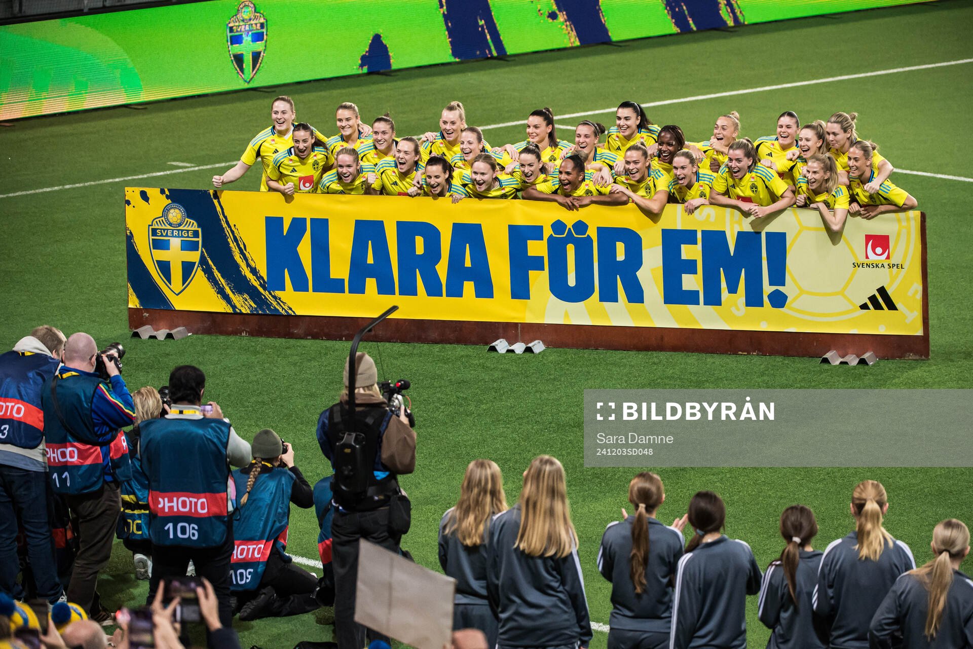 Players of Sweden celebrate with a sign ”Klara för EM!”