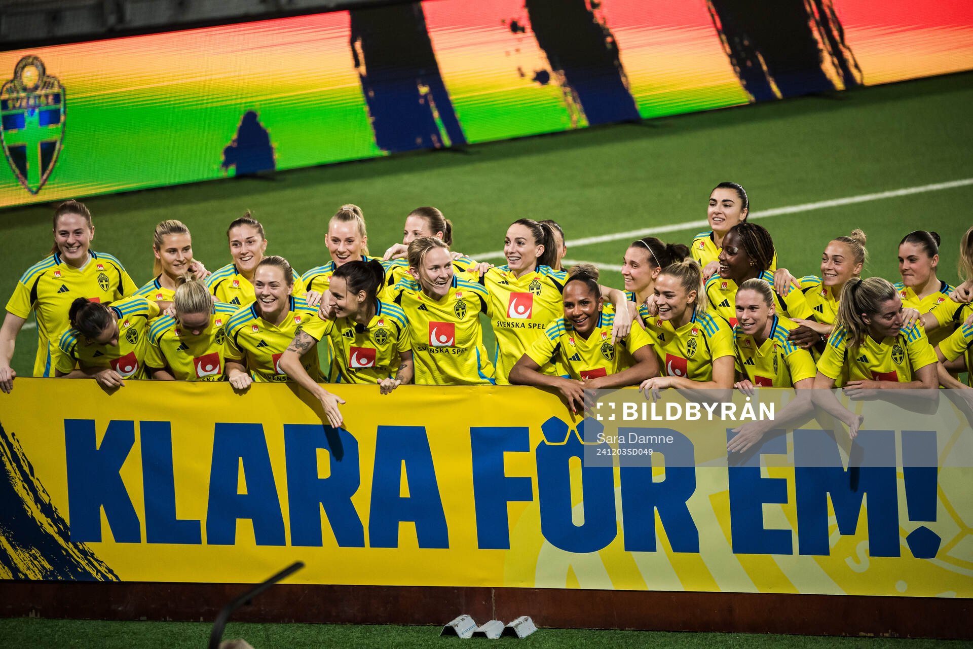 Players of Sweden celebrate with a sign ”Klara för EM!”