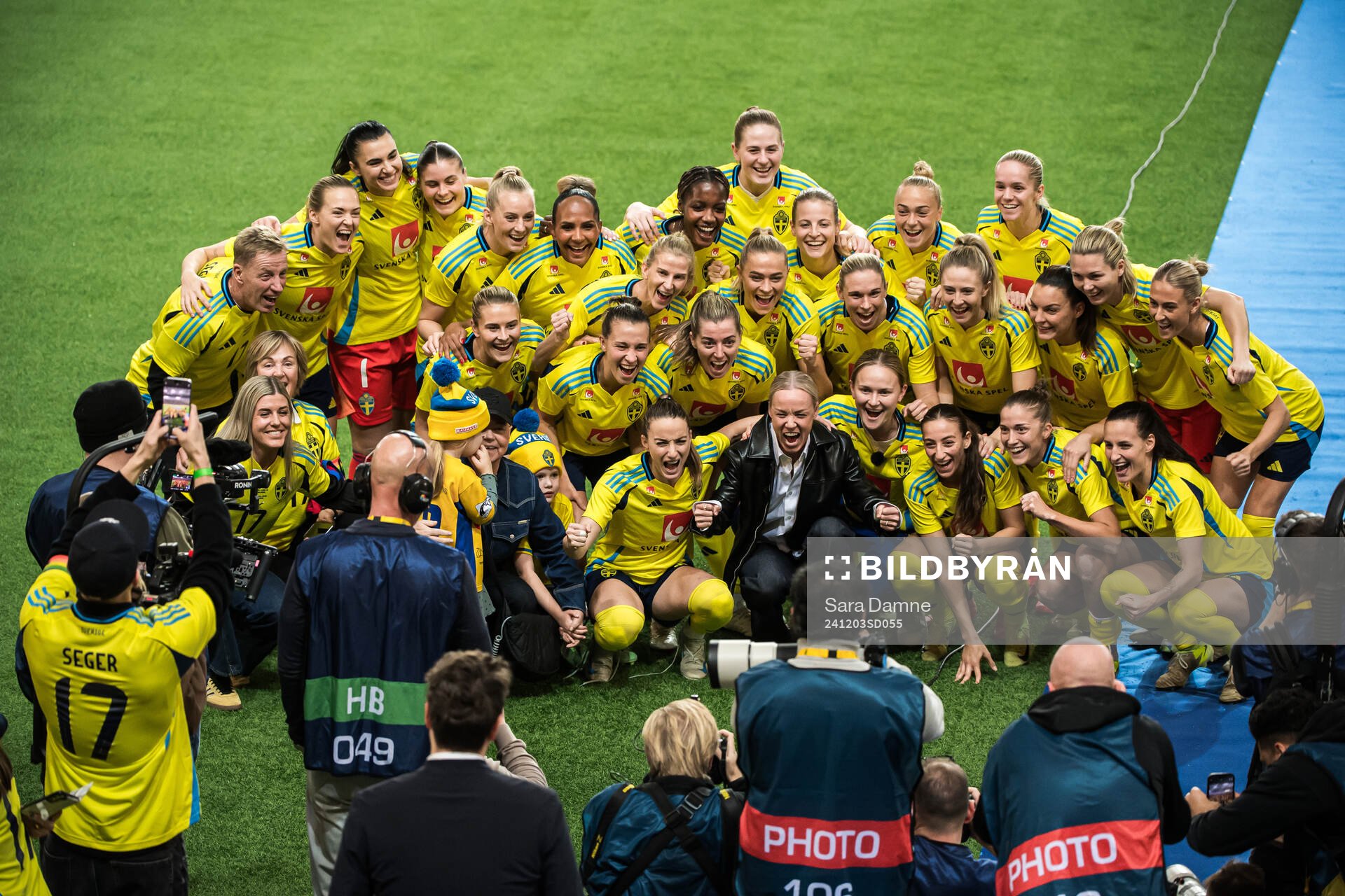 Players of Sweden and Caroline Seger