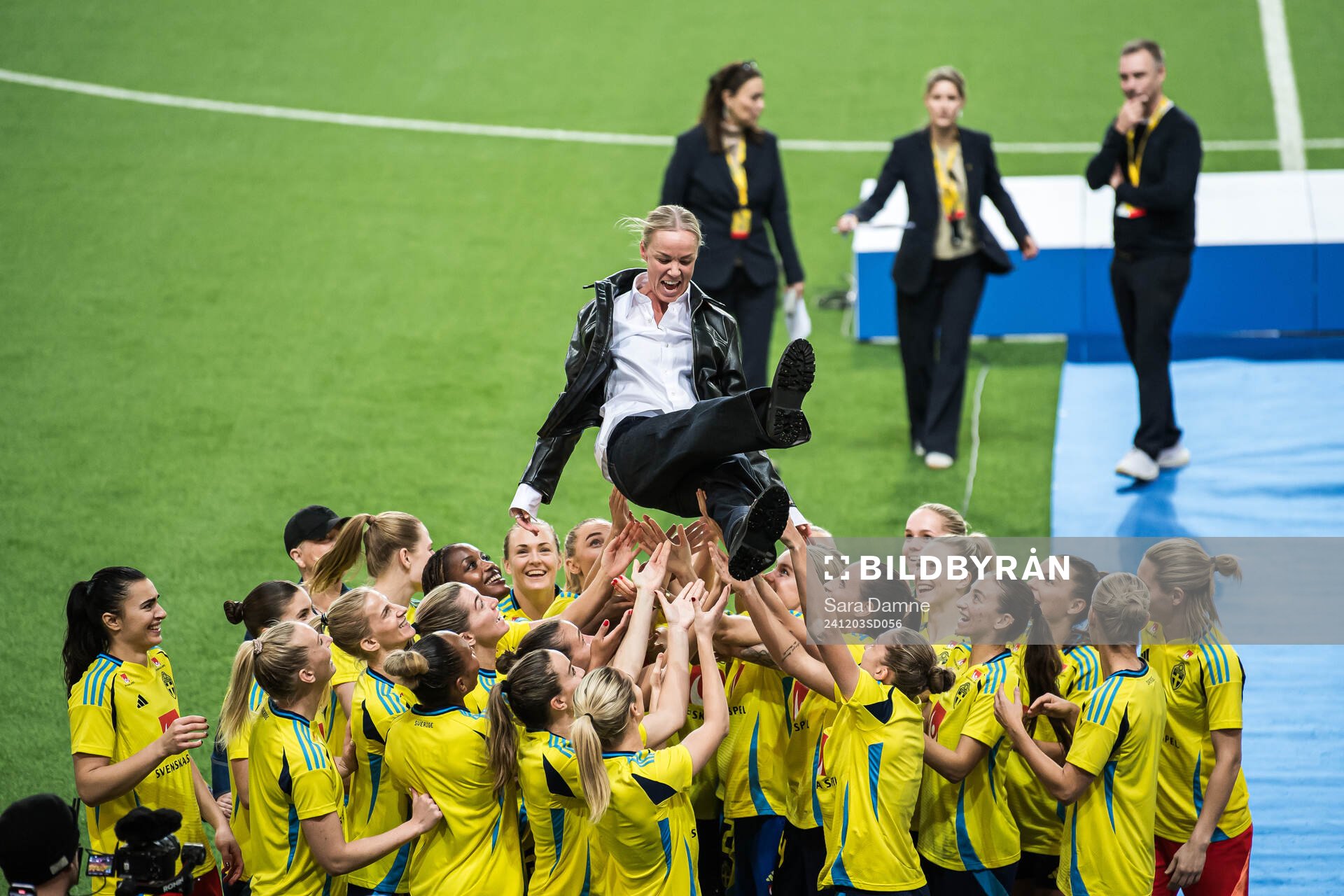 Players of Sweden and Caroline Seger
