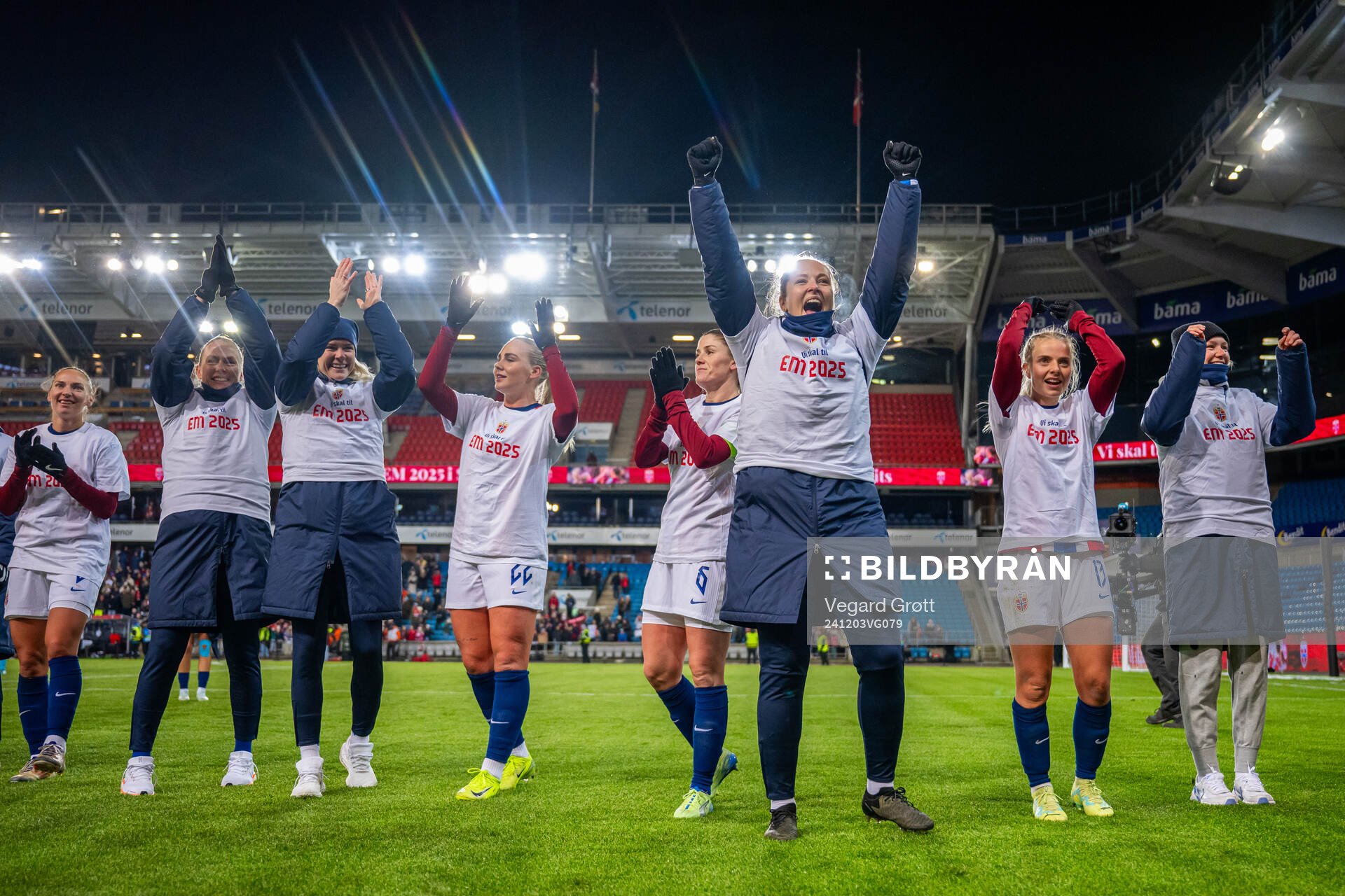 Goalkeeper Aurora Mikalsen and players of Norway celebrate