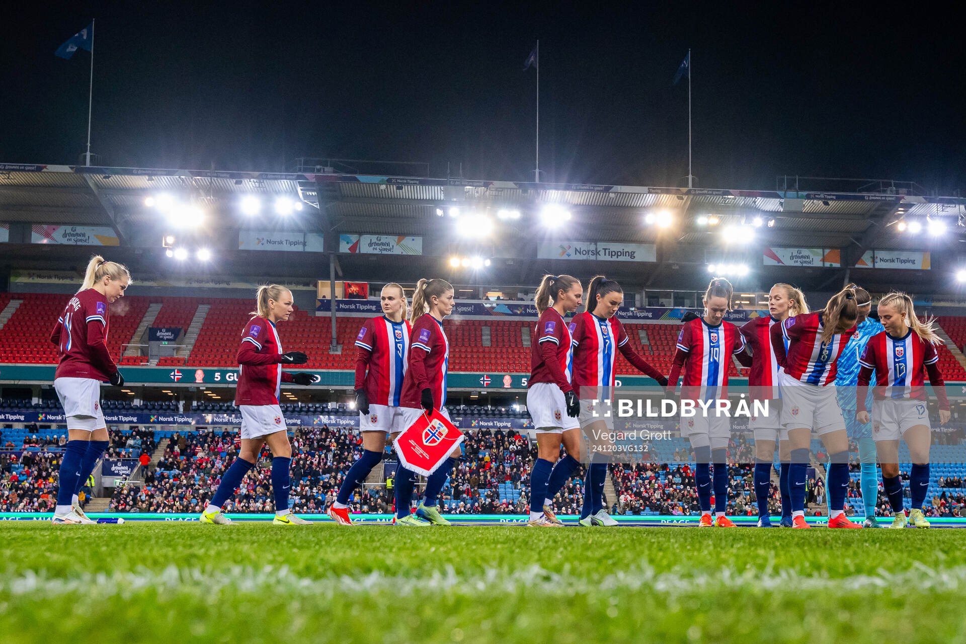 Maren Mjelde and players of Norway