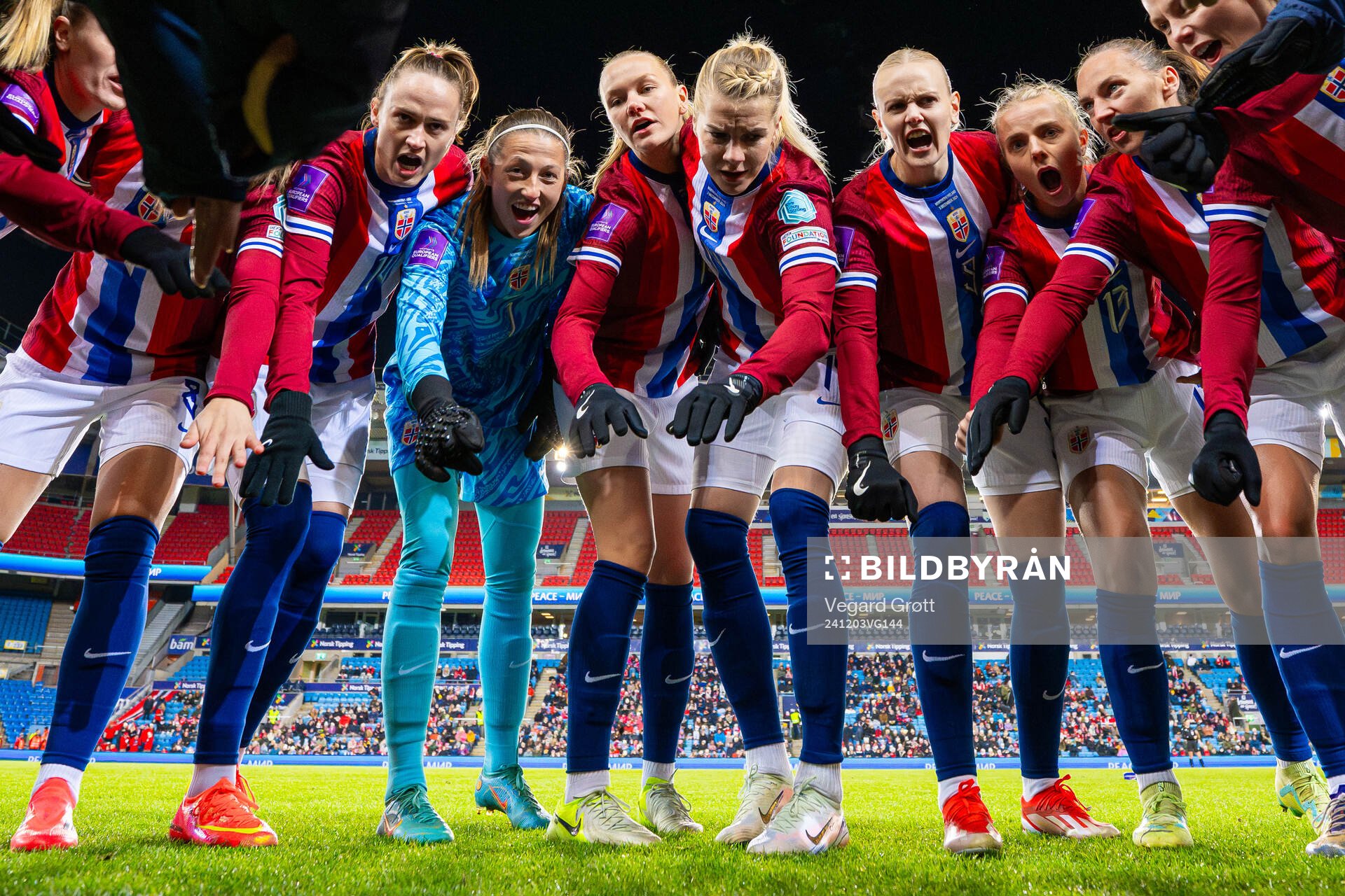 Caroline Graham Hansen, goalkeeper Cecilie Fiskerstrand,