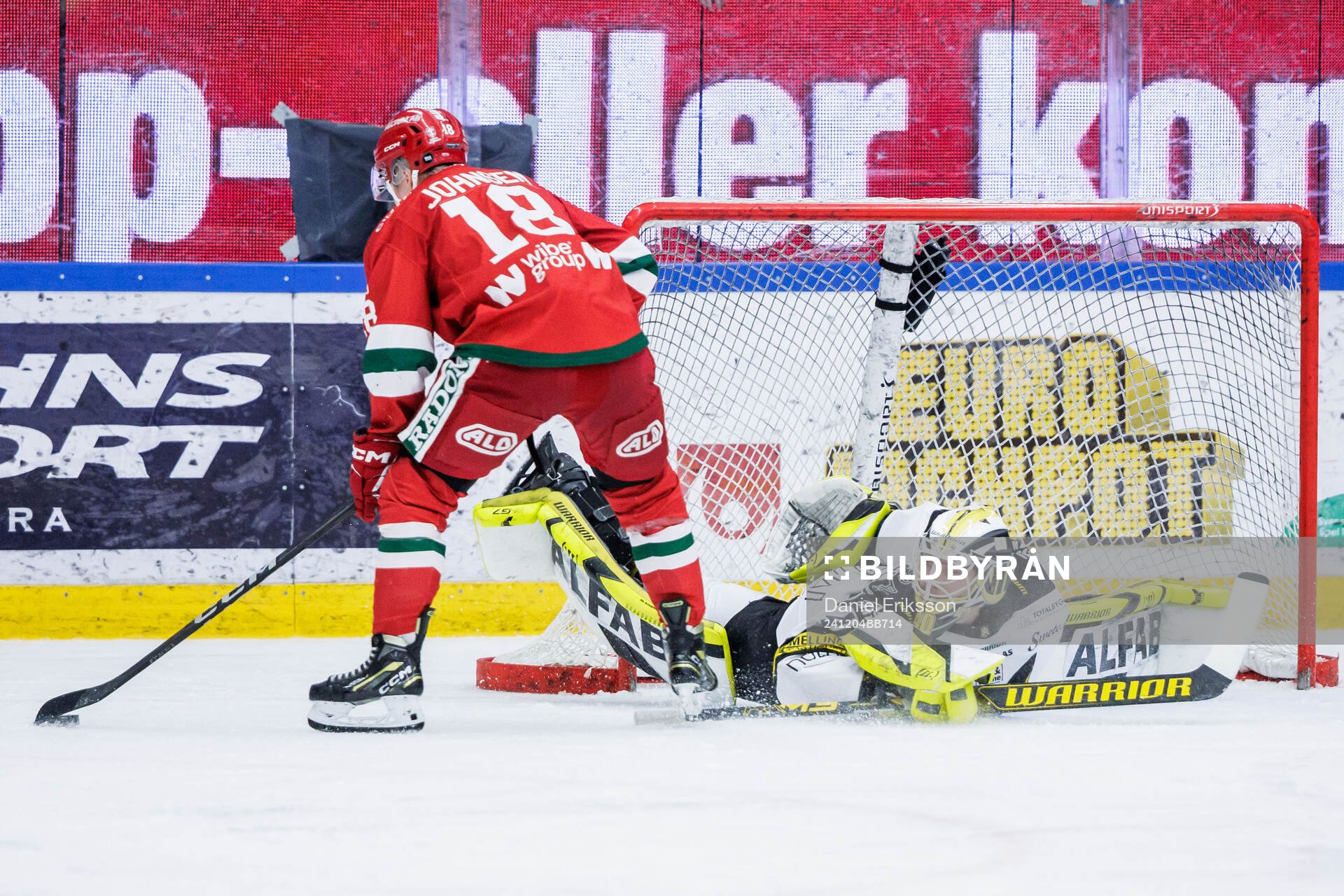 Moras Martin Johnsen gör 1-0 på Västerås målvakt