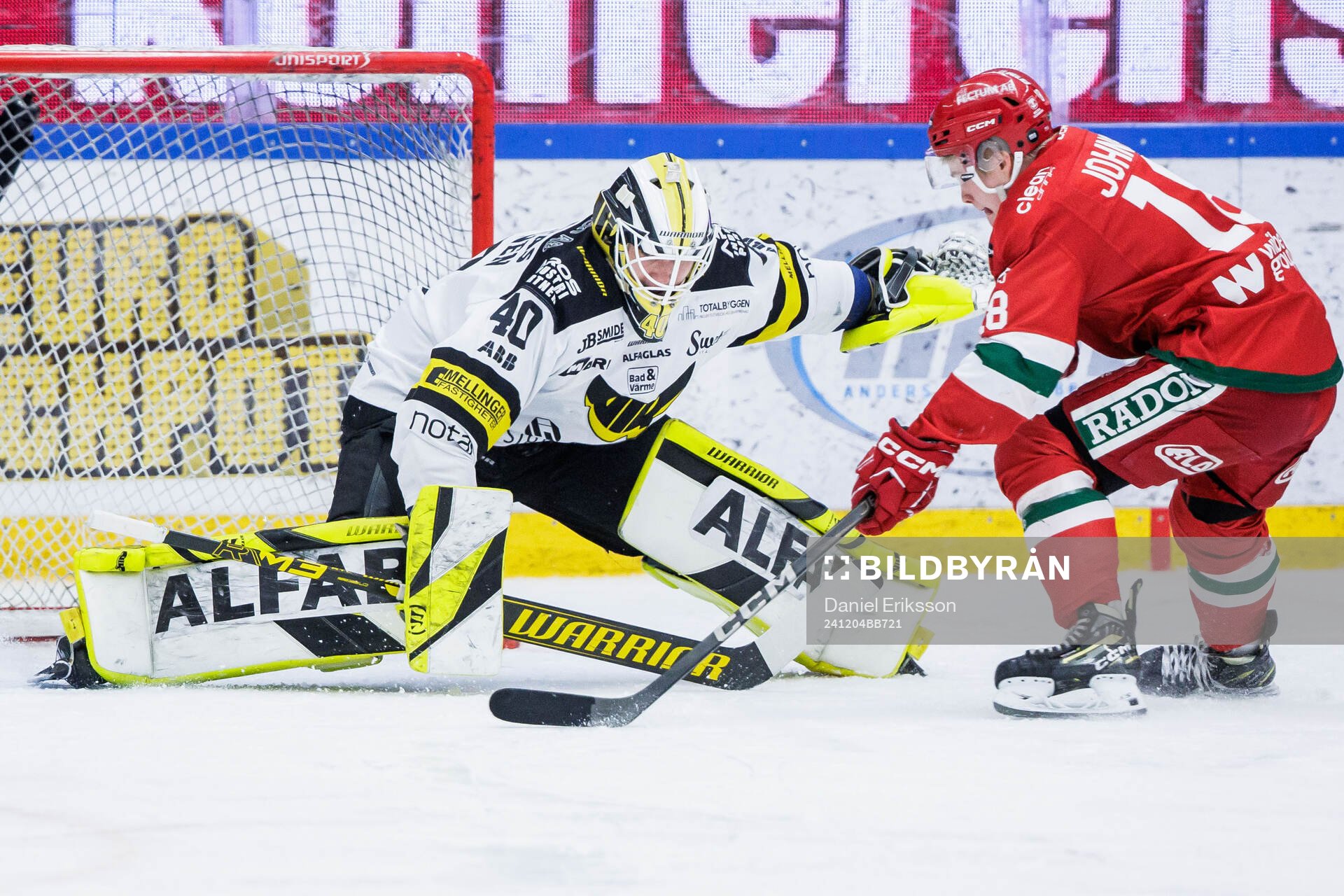 Moras Martin Johnsen gör 1-0 på Västerås målvakt