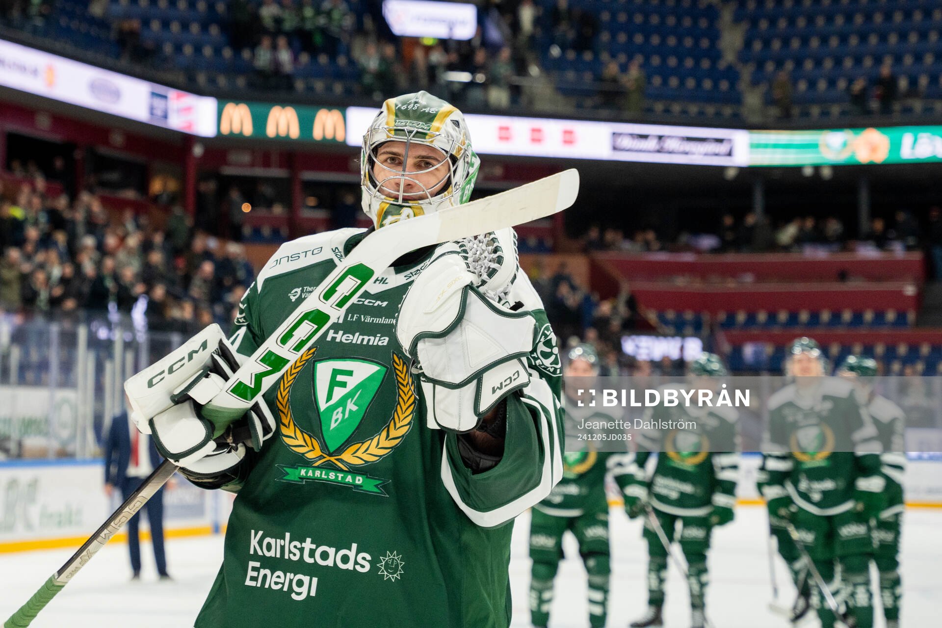 Färjestads målvakt Damian Clara jublar