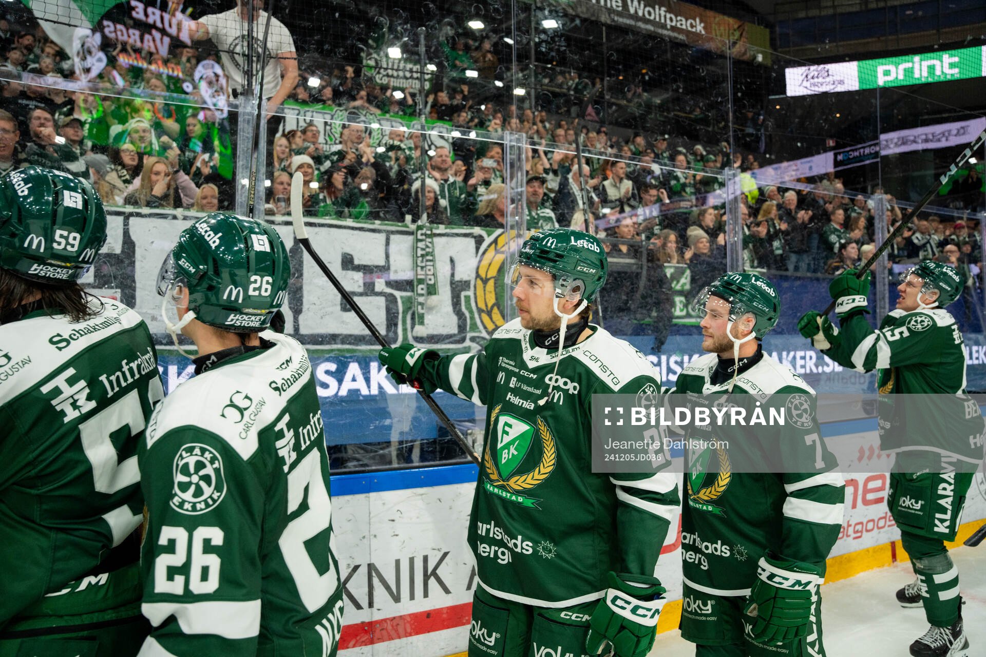 Färjestads spelare jublar med supportar