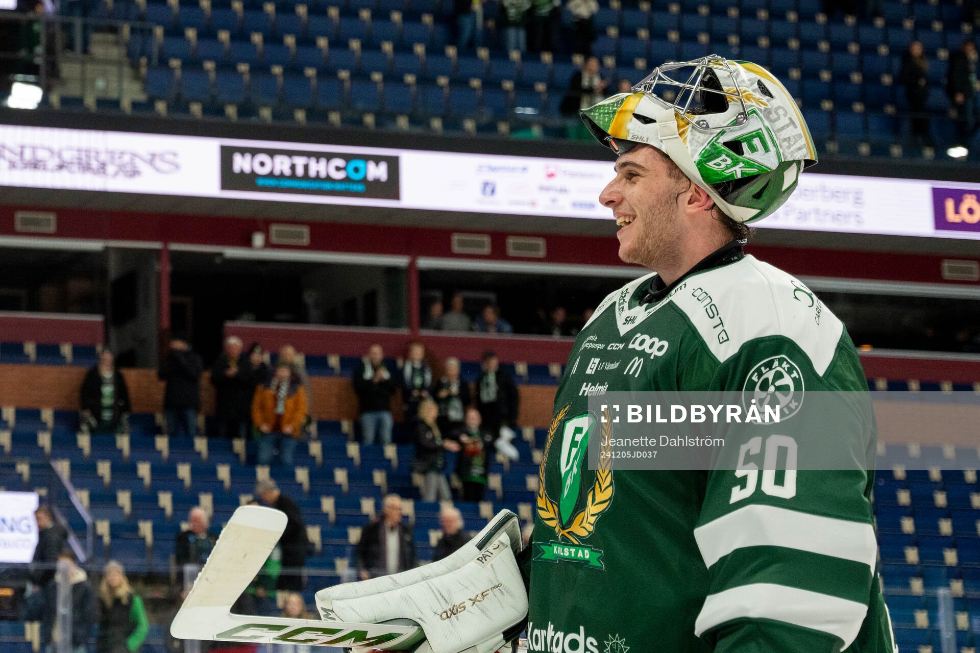 Färjestads målvakt Damian Clara jublar