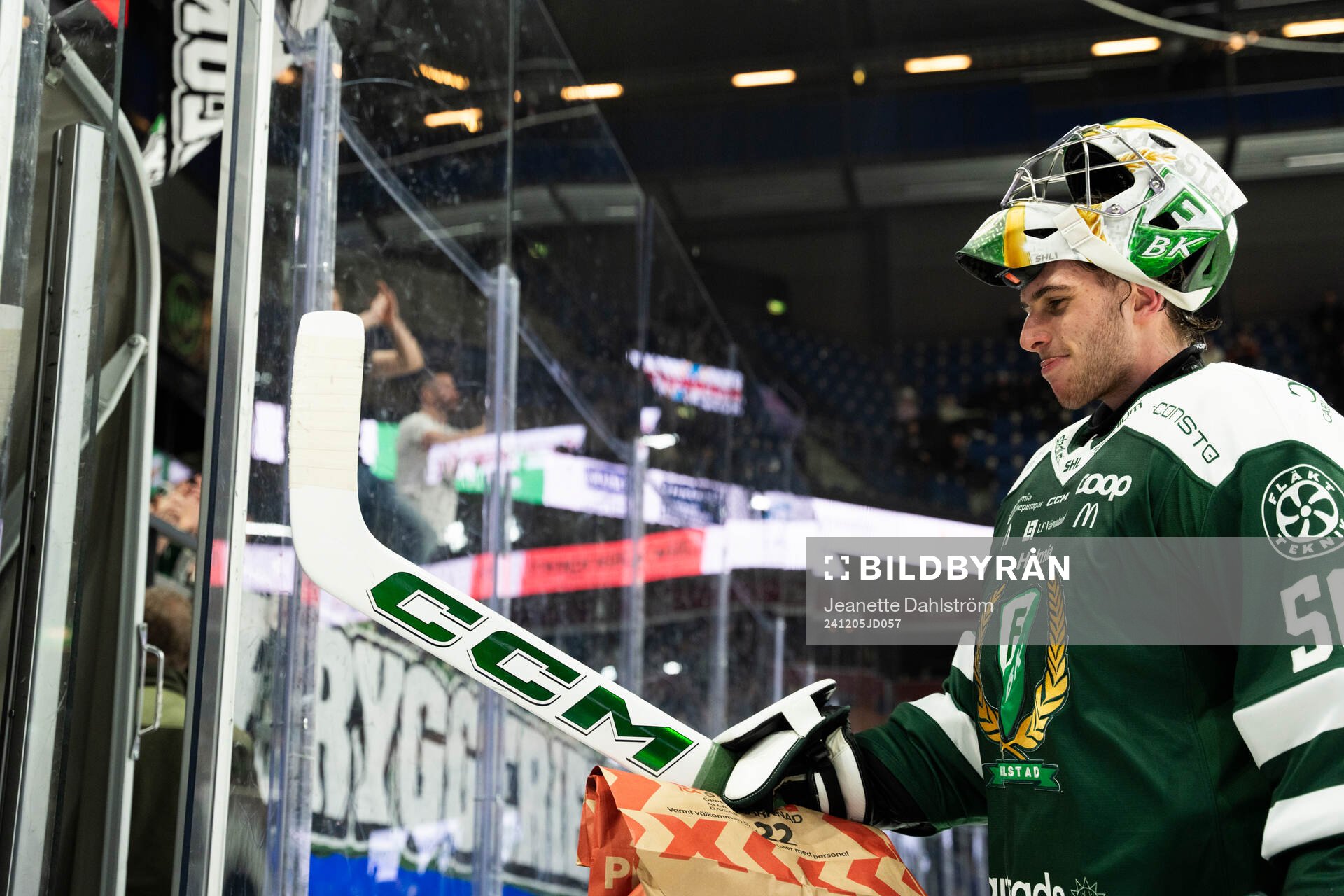 Färjestads målvakt Damian Clara jublar