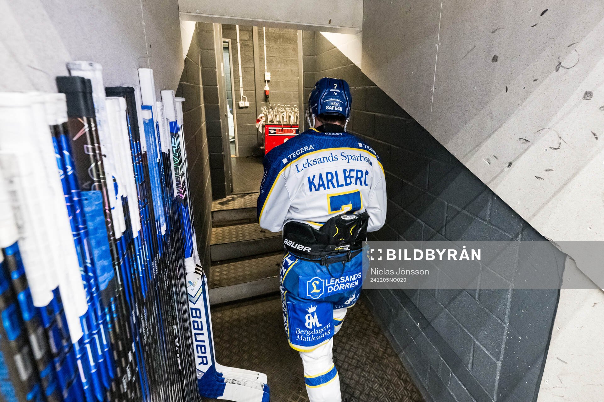 Leksands Marcus Karlberg lämnar isen skadad