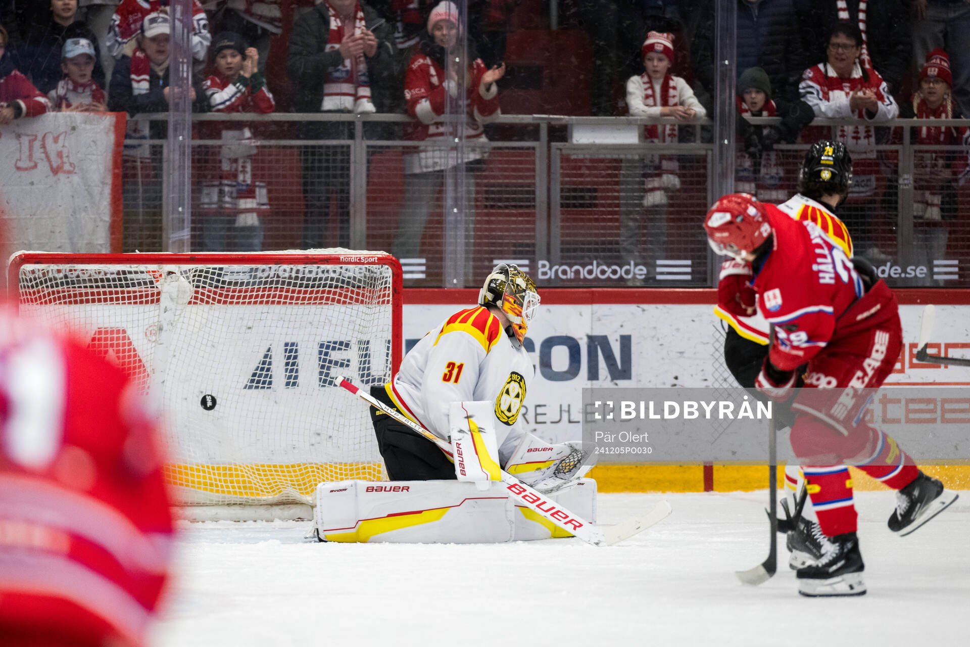 Timrås Filip Hållander gör 1-2 målet bakom Brynäs