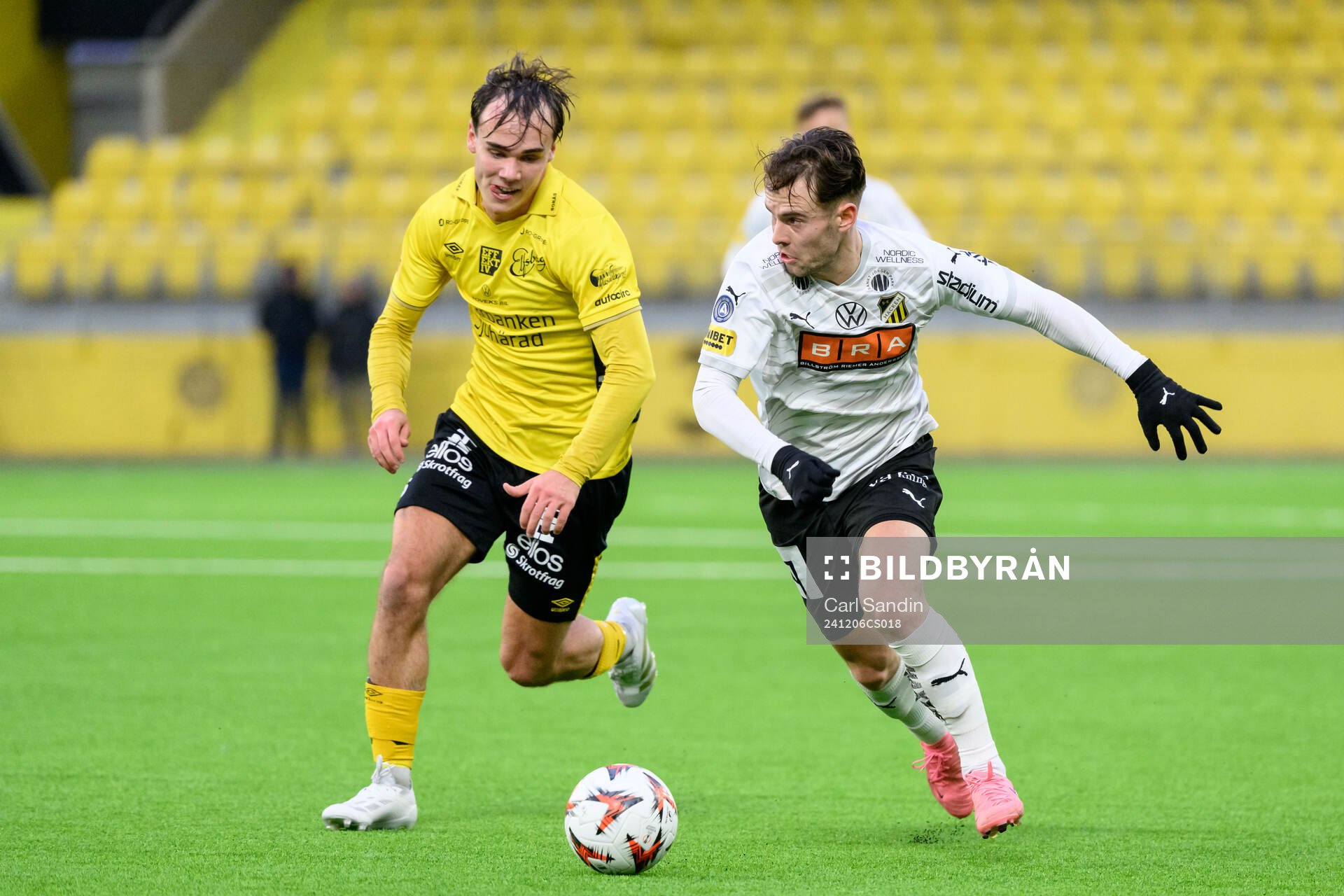 Elfsborgs Frode Aronsson och Häckens Lars Olden Larsen under träningsmatchen i fotboll mellan Elfsborg och Häcken den 6 december 2024 i Borås. 