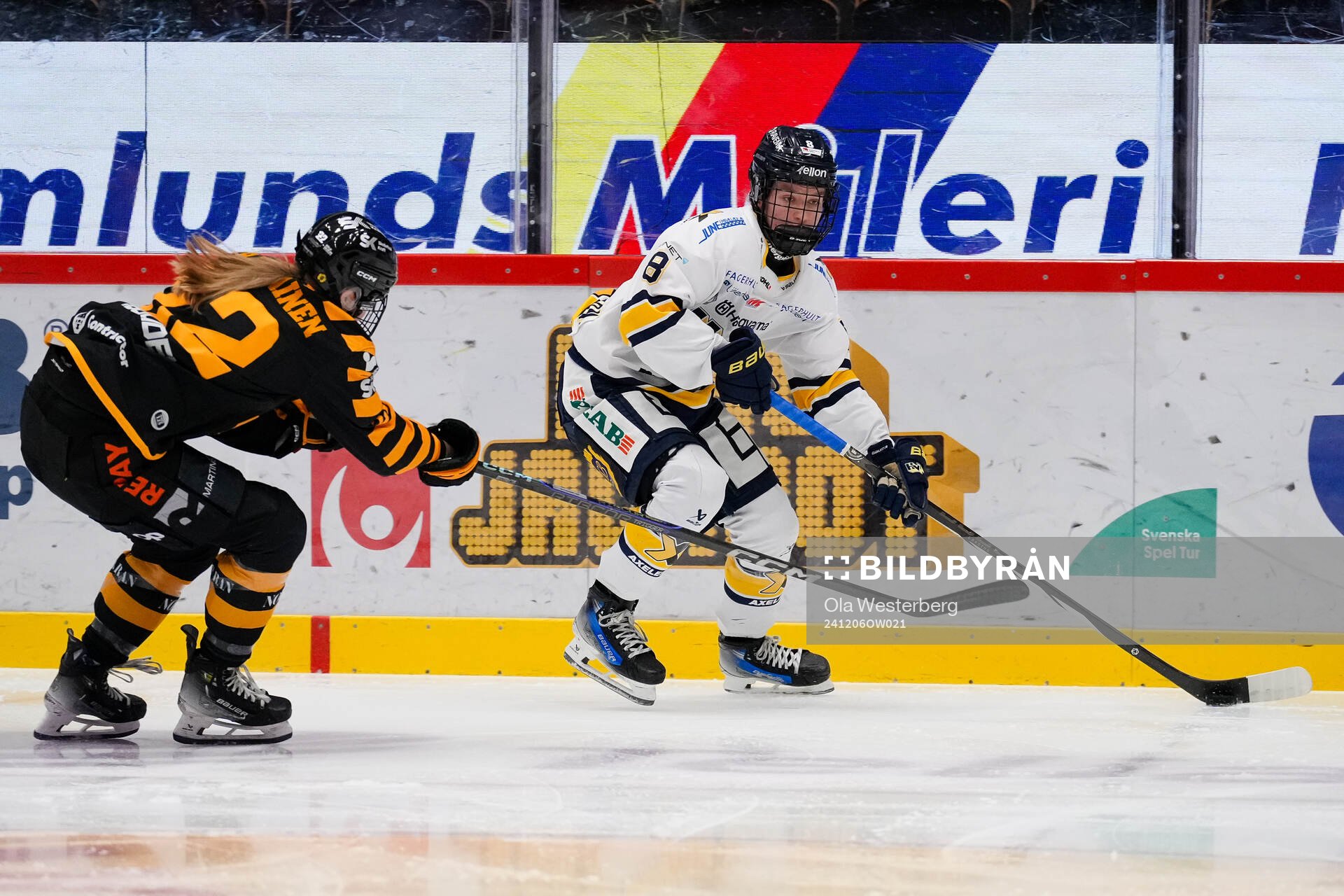Skellefteås Sini Karjalainen och HV71s Hilda Svensson