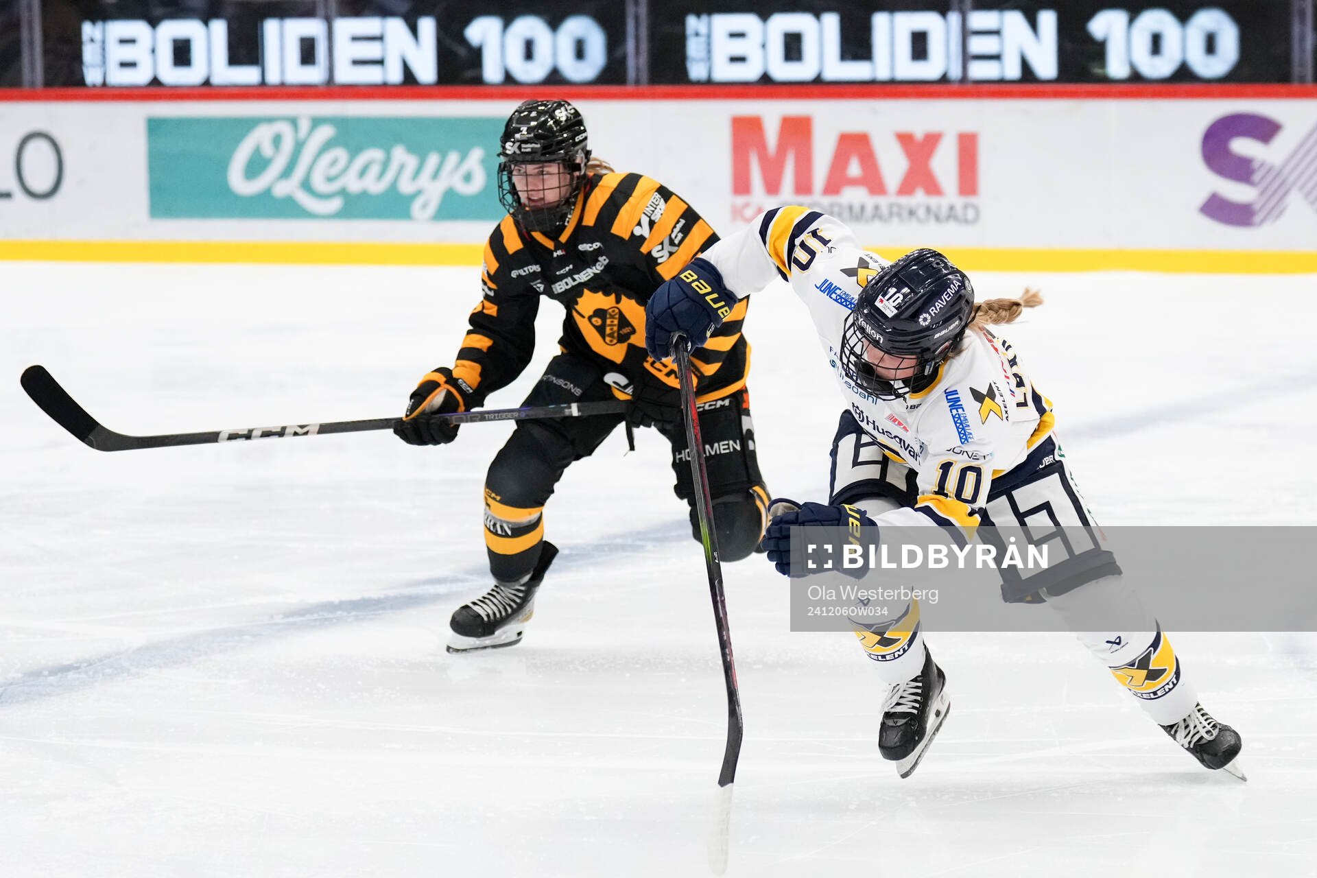 Skellefteås Ronja Mogren och HV71s Tea Løkke Nyberg