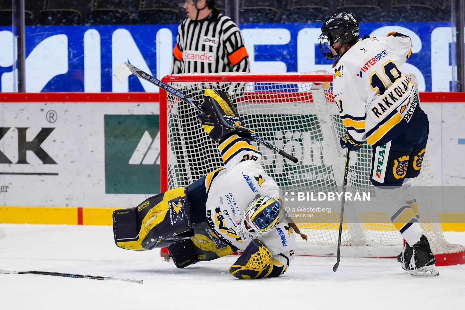 HV71s målvakt Viktorie Svejdova och Emmi Rakkolainen