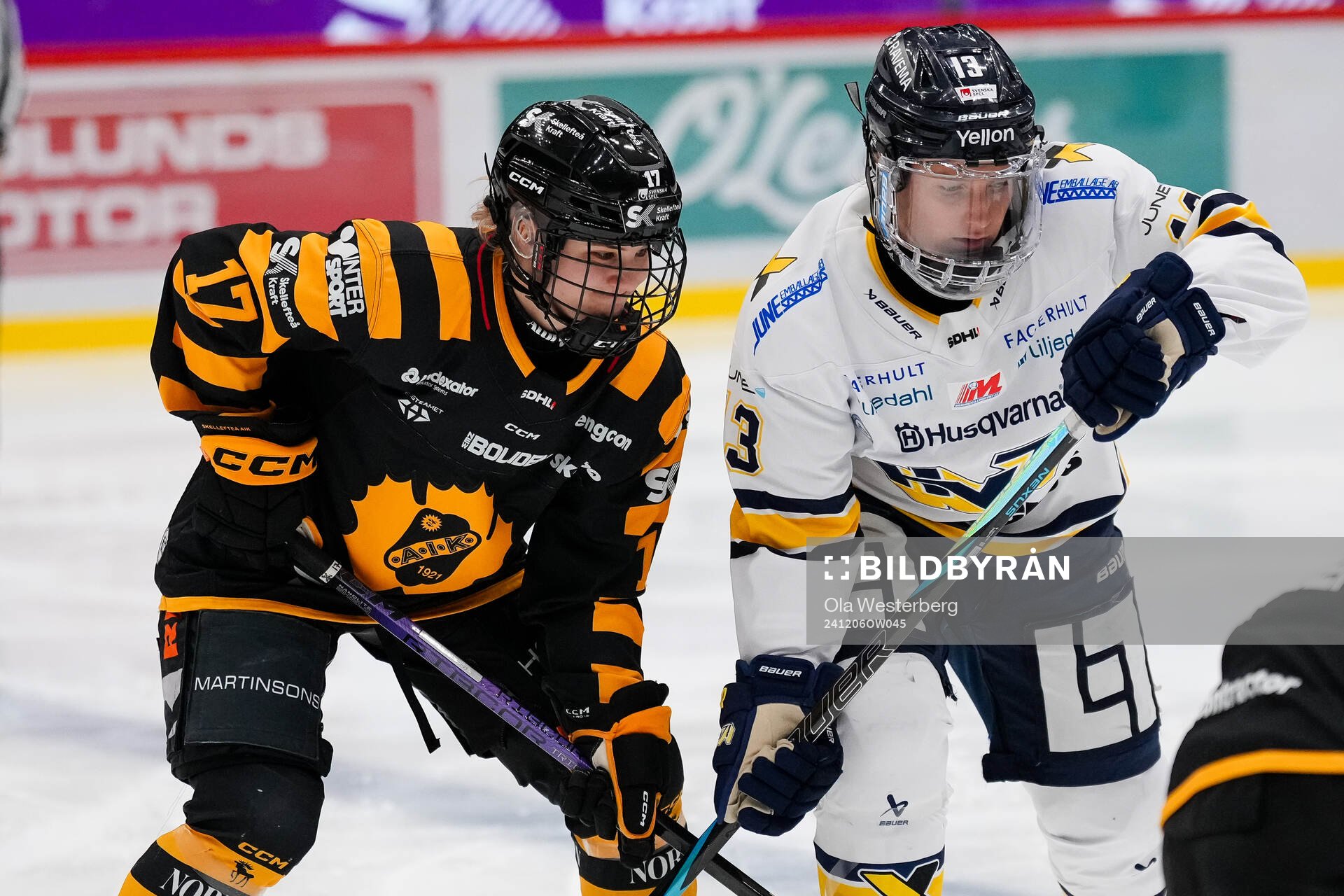 Skellefteås Laura Lerchova och HV71s Julia Nearis