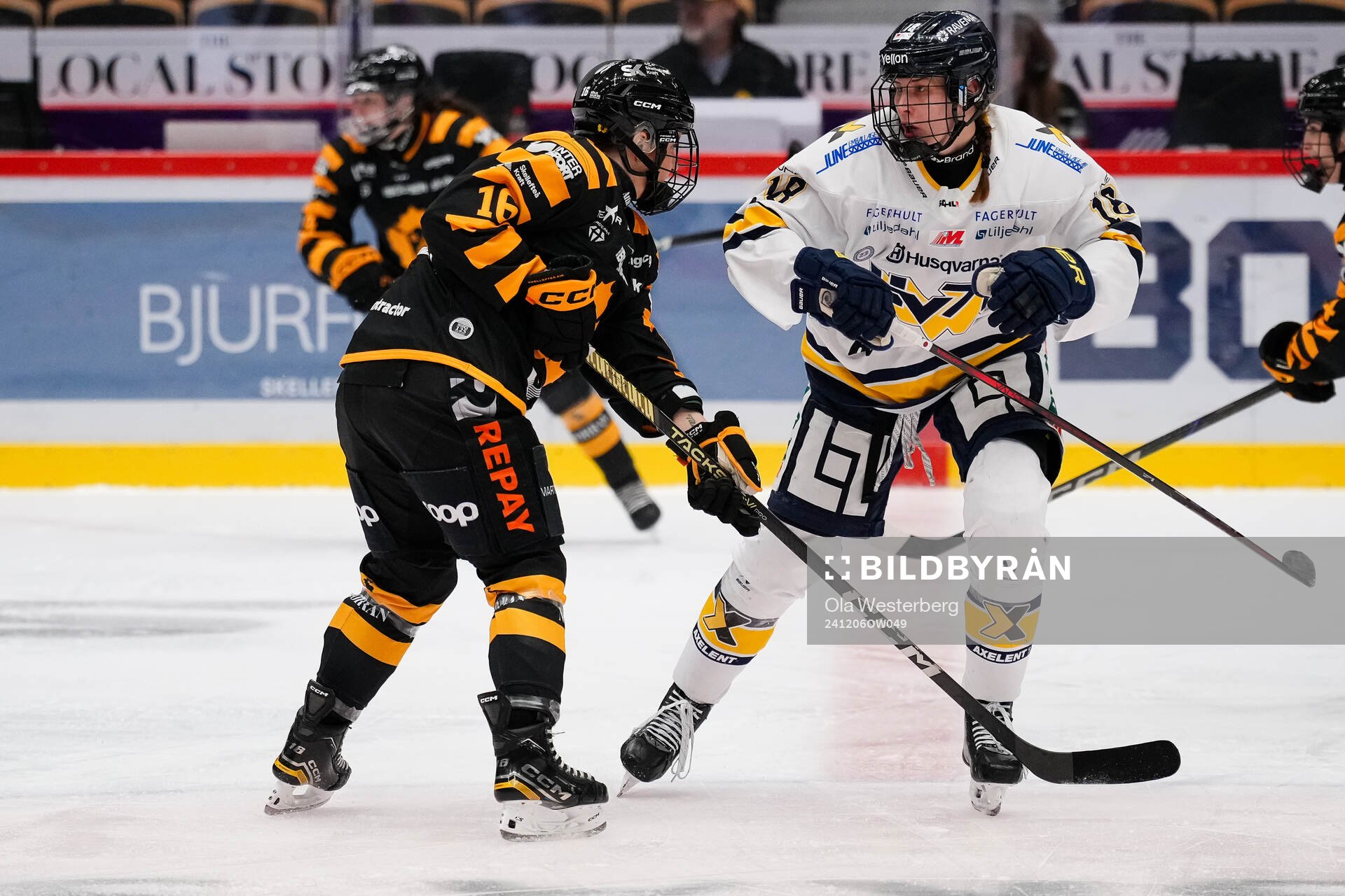 Skellefteås Vilma Granlund och HV71s Emmi Rakkolainen