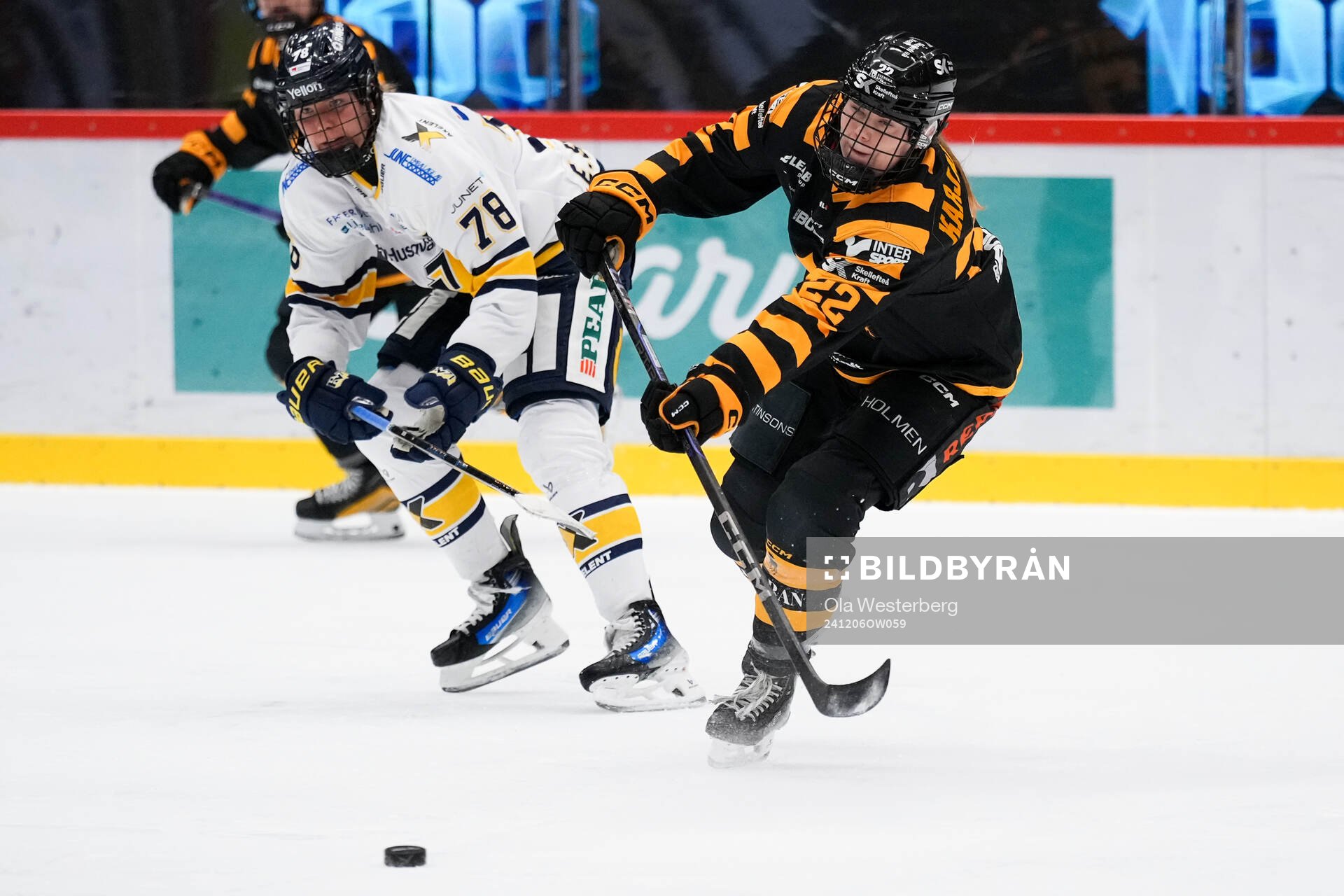 HV71s Elin Svensson och Skellefteås Sini Karjalainen