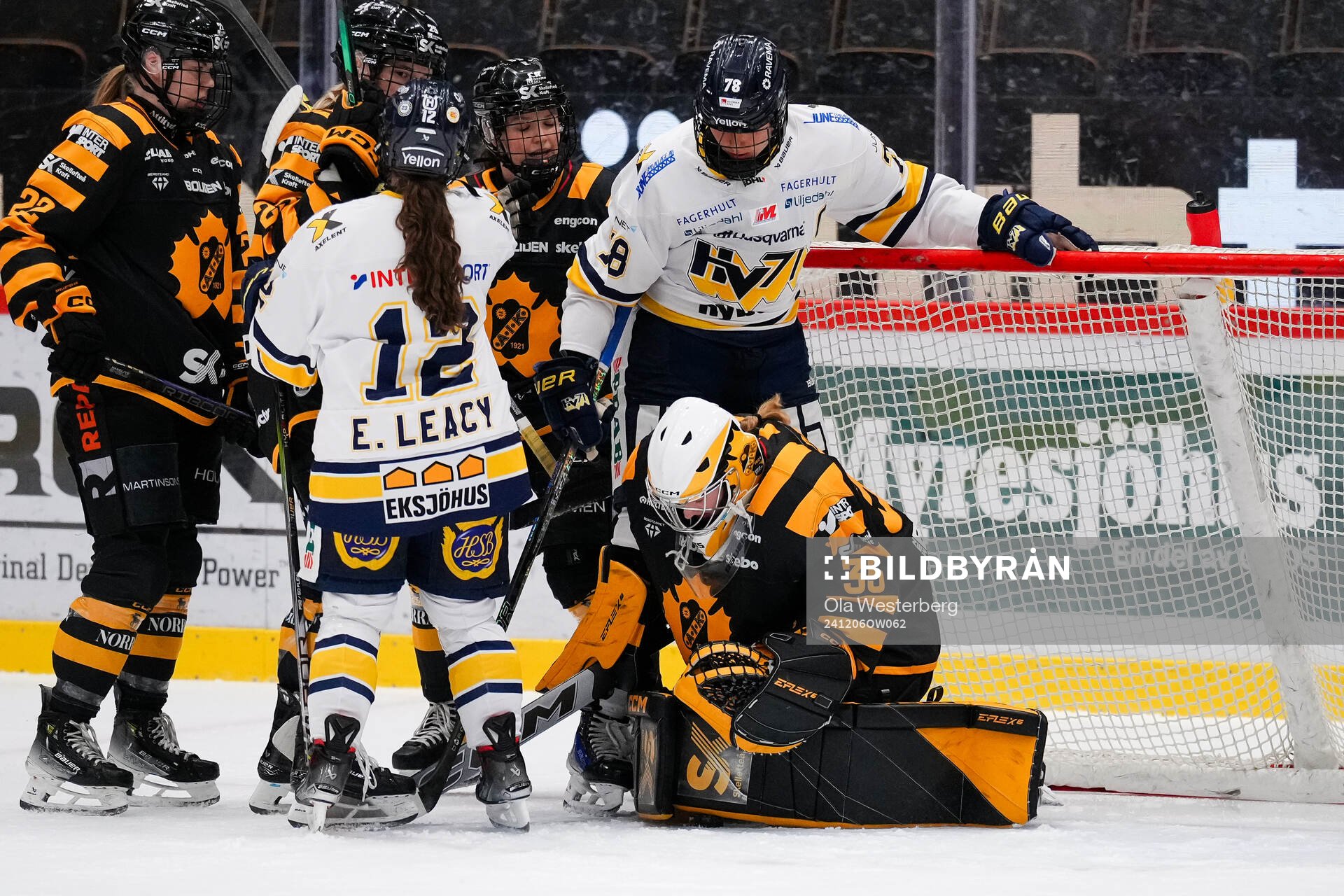 HV71s Elin Svensson och Skellefteås målvakt Camryn Drever