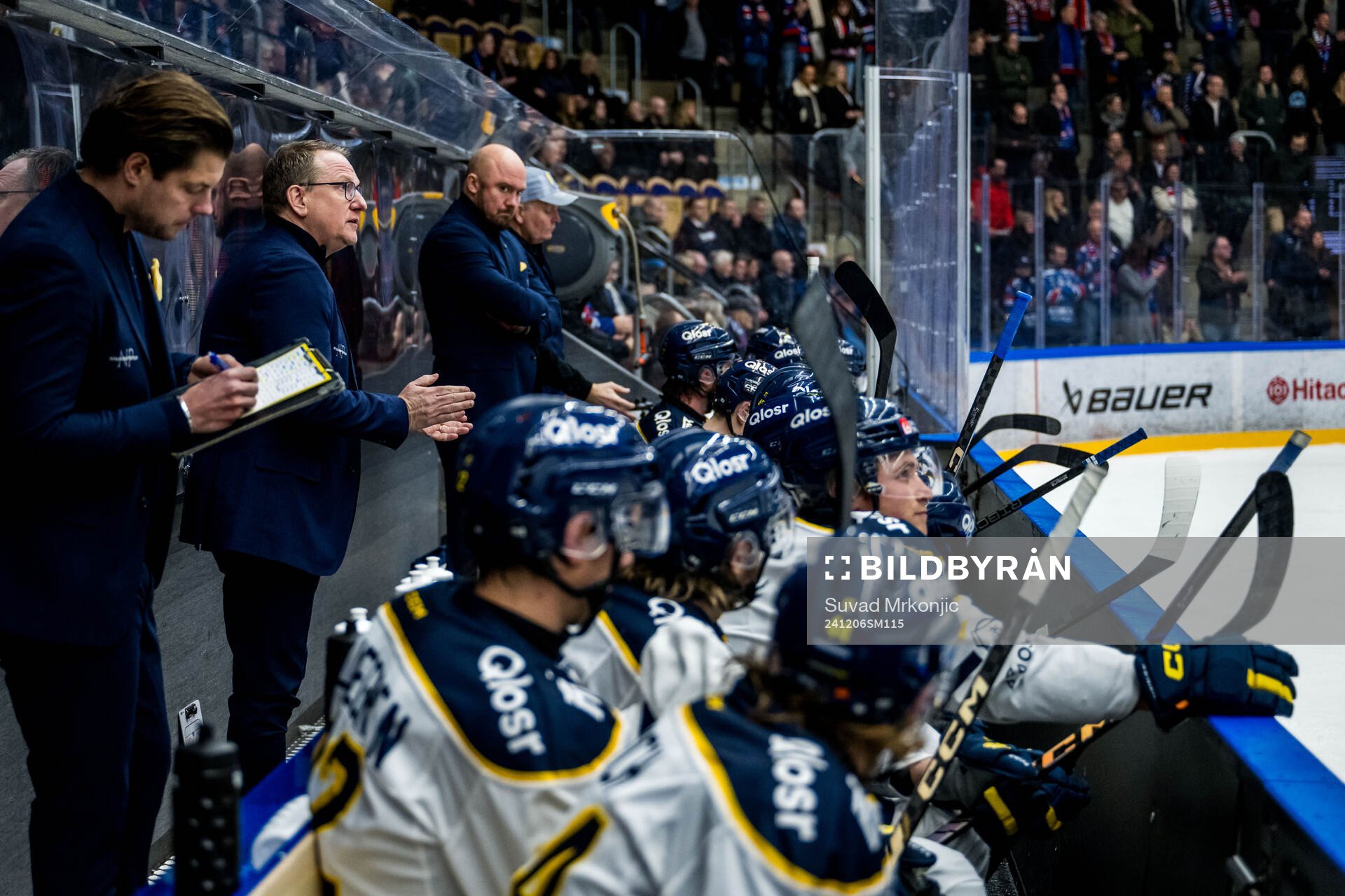 Södertäljes tränare Magnus Bogren manar på spelarna