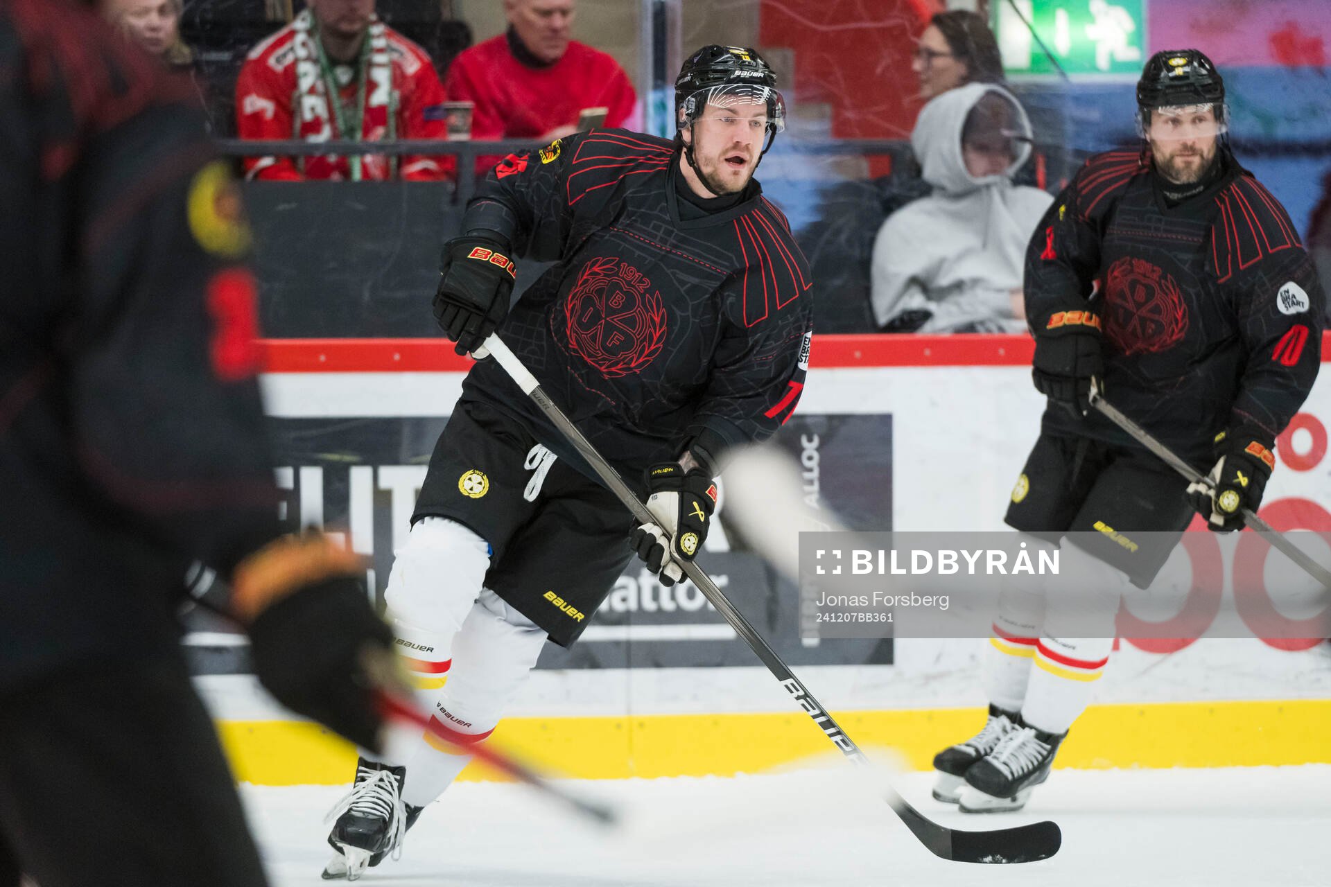 Brynäs Miks Indrasis innan ishockeymatchen i SHL mellan