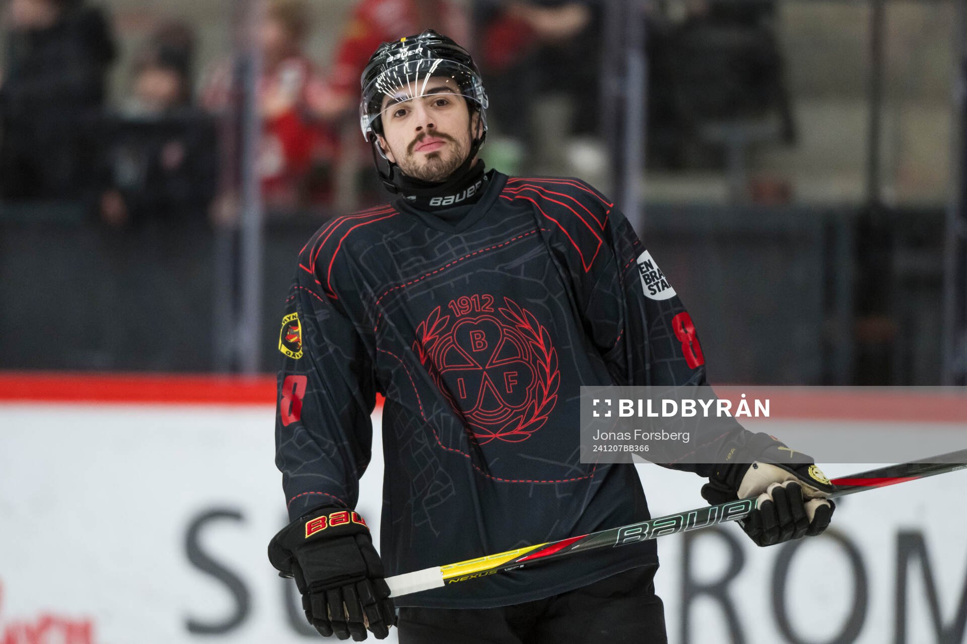 Brynäs Bobby Trivigno innan ishockeymatchen i SHL mellan