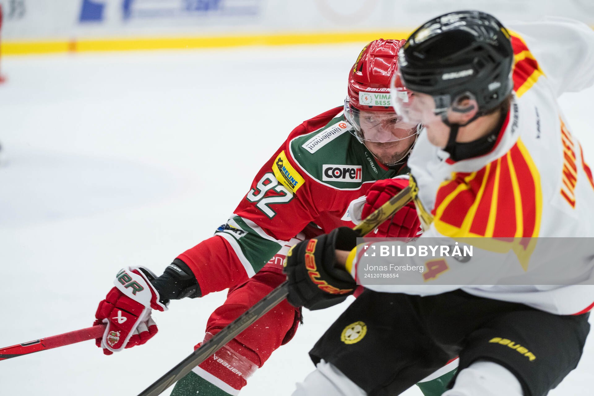 Modos Jesper Olofsson nder ishockeymatchen i SHL mellan