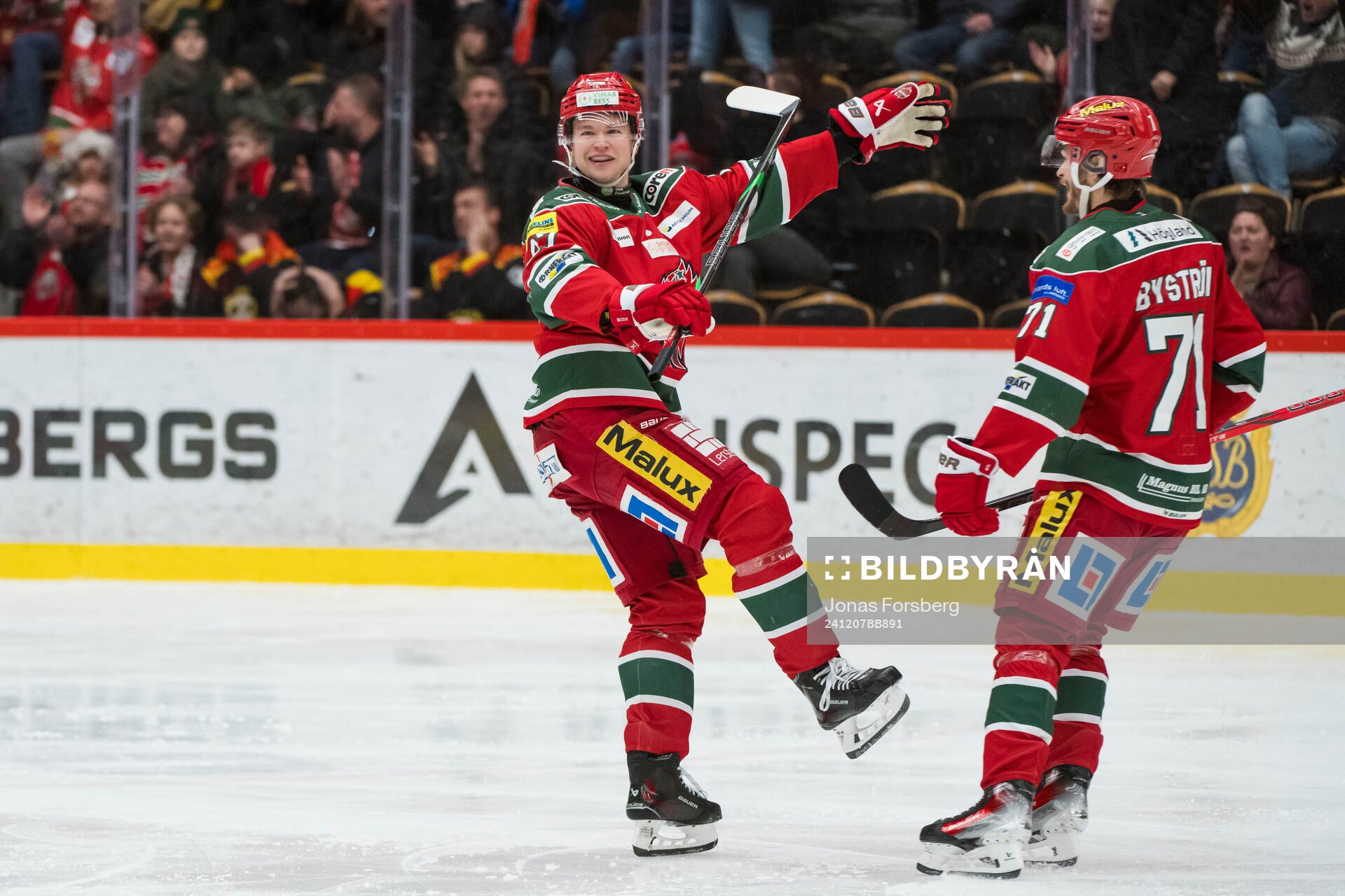 Modos Mattias Norlinder jublar