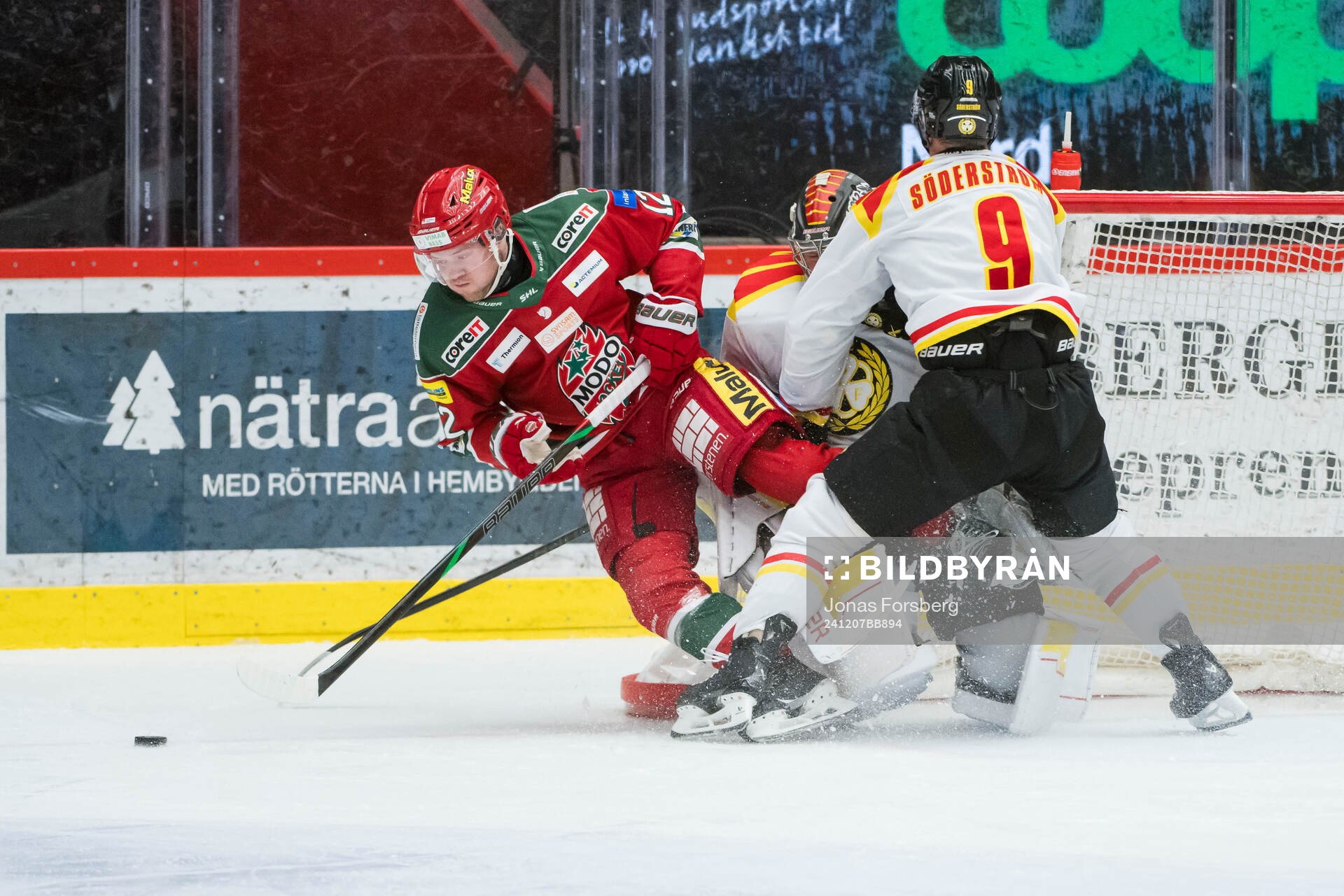 Modos Oscar Pettersson och Brynäs målvakt Ludvig Persson