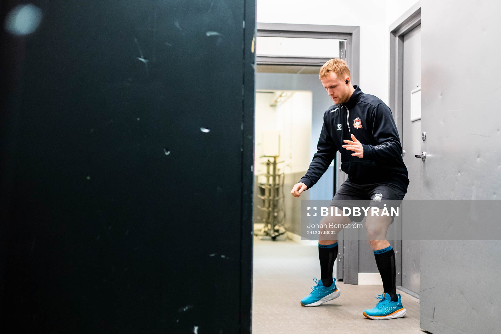 Malmö Redhawks målvakt Daniel Marmenlind värmer upp