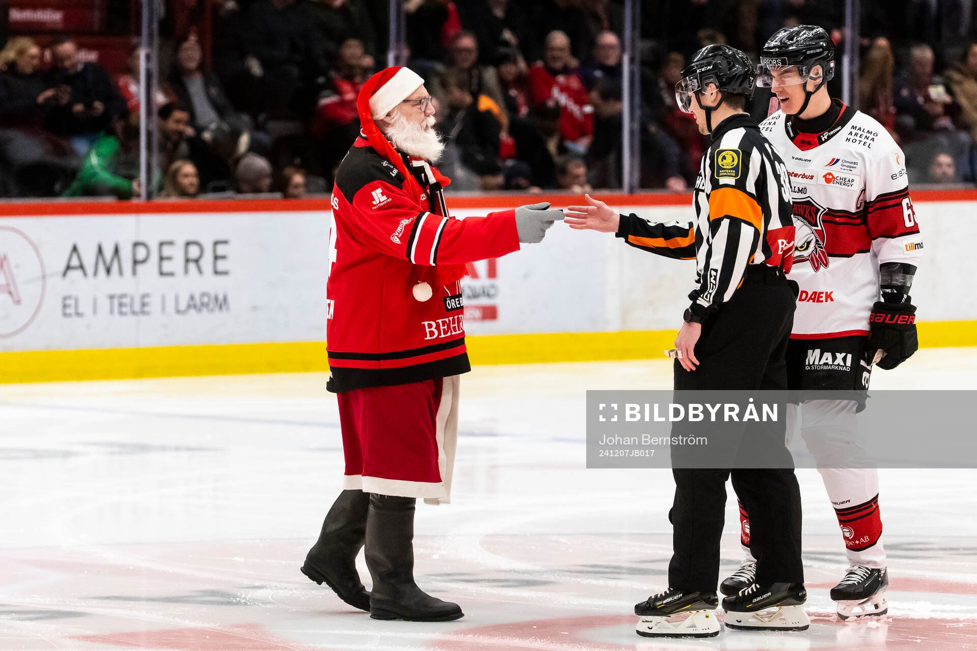 Jultomten lämnar matchpucken till domaren