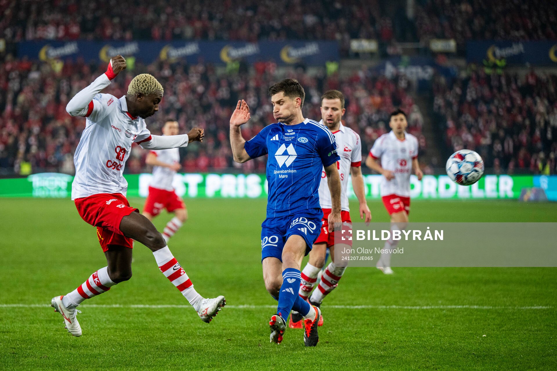 Maxwell Woledzi of Fredrikstad and Kristoffer Haugen of