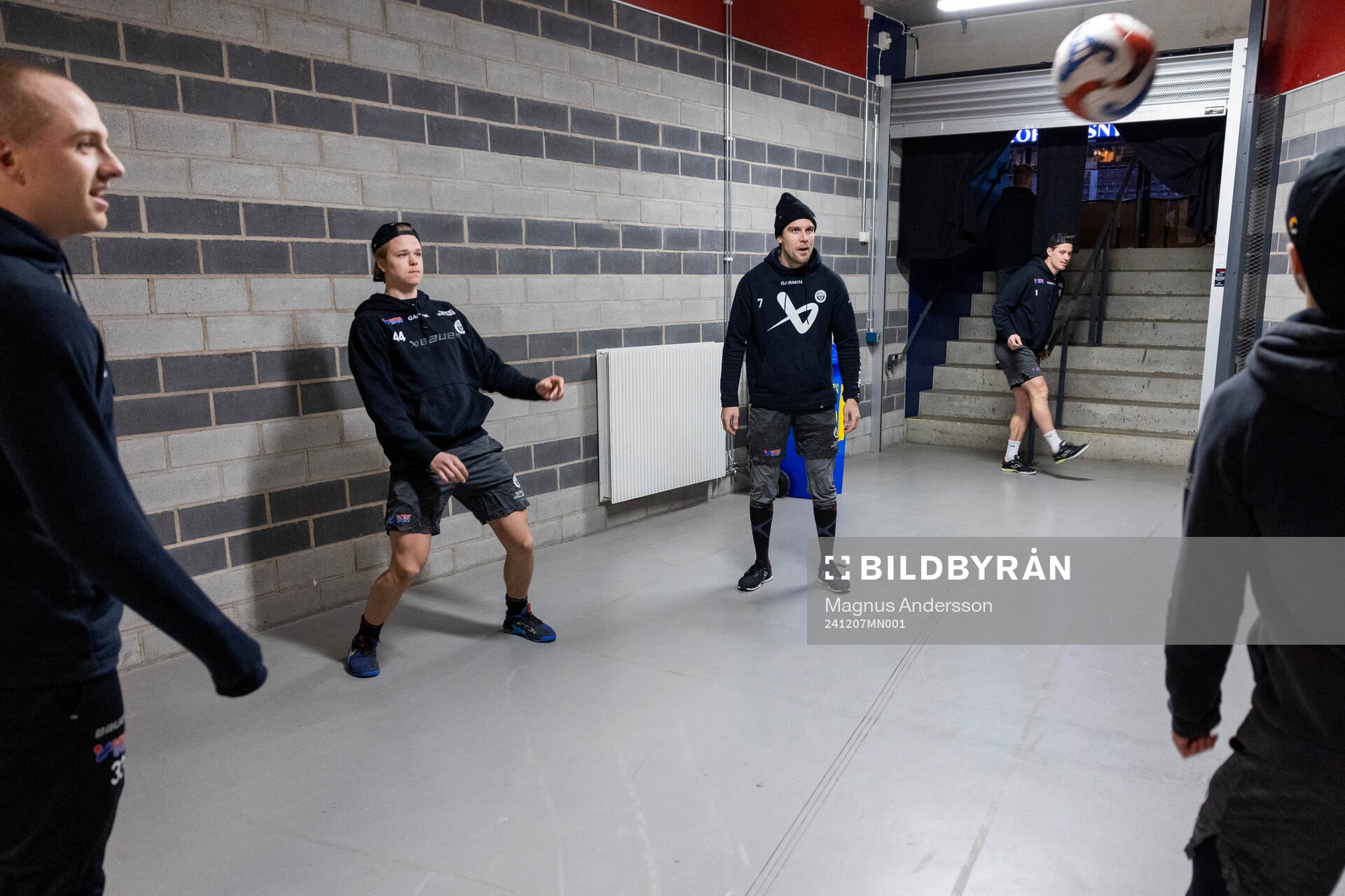 Frölundas Noah Dower Nilsson och Henrik Tömmernes värmer