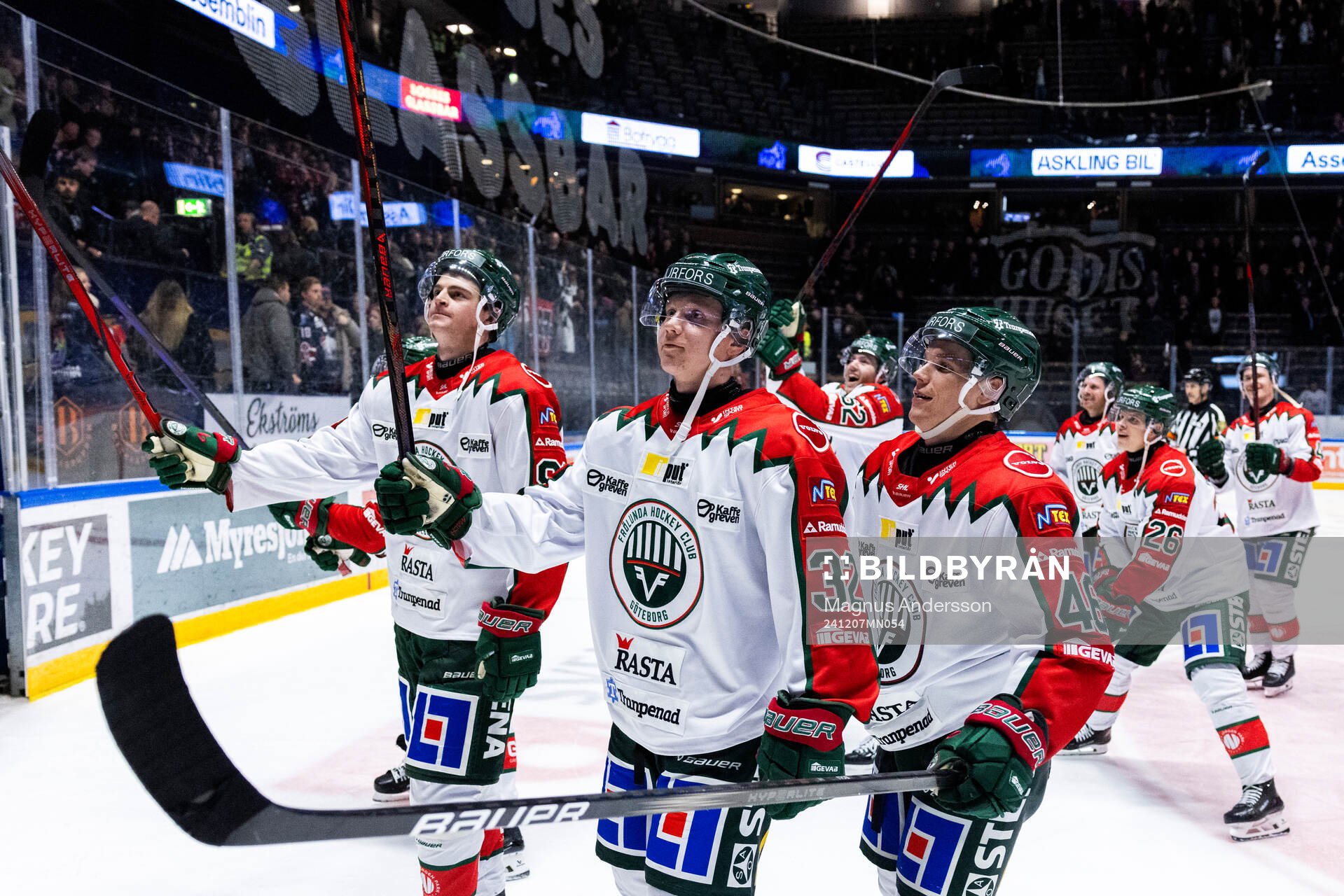 Frölundas Noah Hasa och Dominik Egli jublar