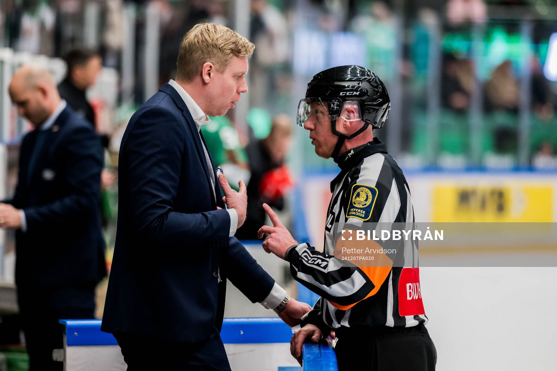 HV71s tränare Anton Blomqvist i samtal med Domare Mikael
